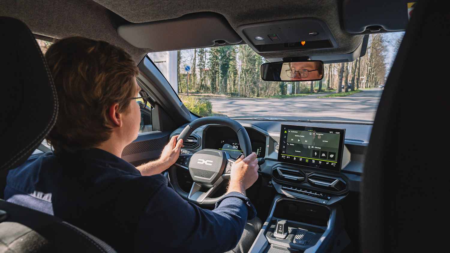 ADAC Redakteur Andreas Huber am Steuer eines Dacia Bigster