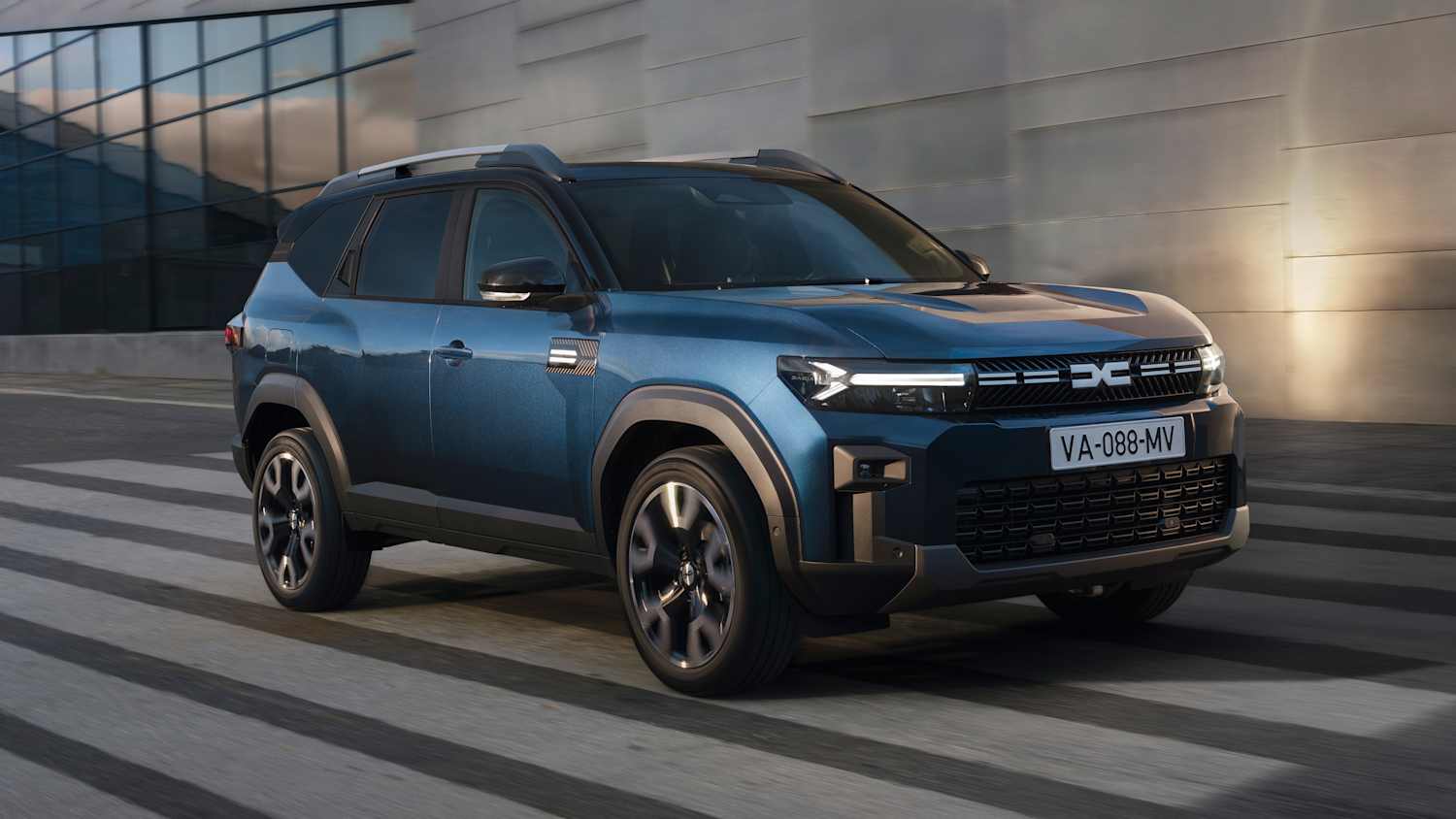 Front und Seitenansicht eines fahrenden Dacia Bigster