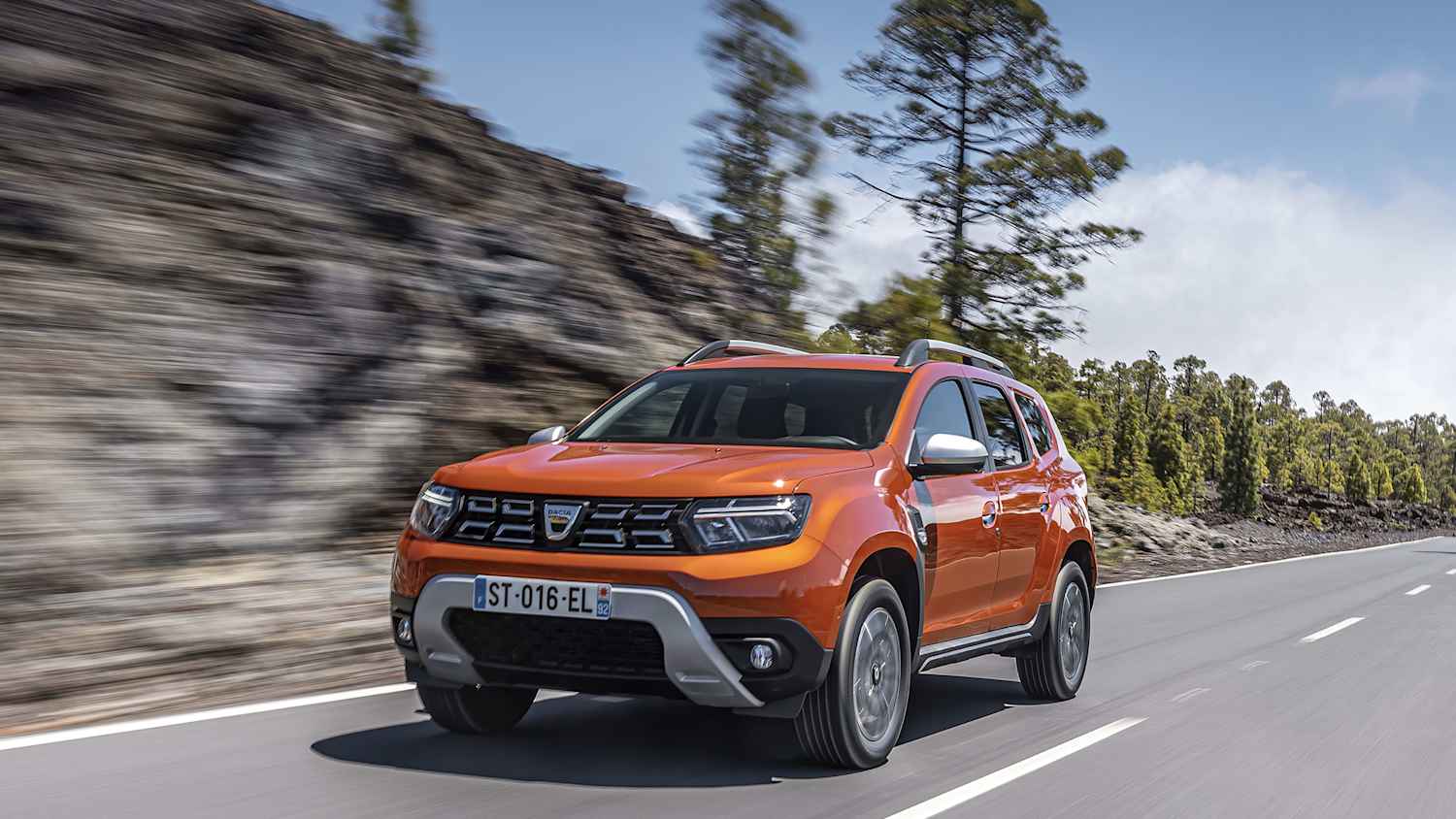 Aufnahme des stehenden älteren Dacia Duster