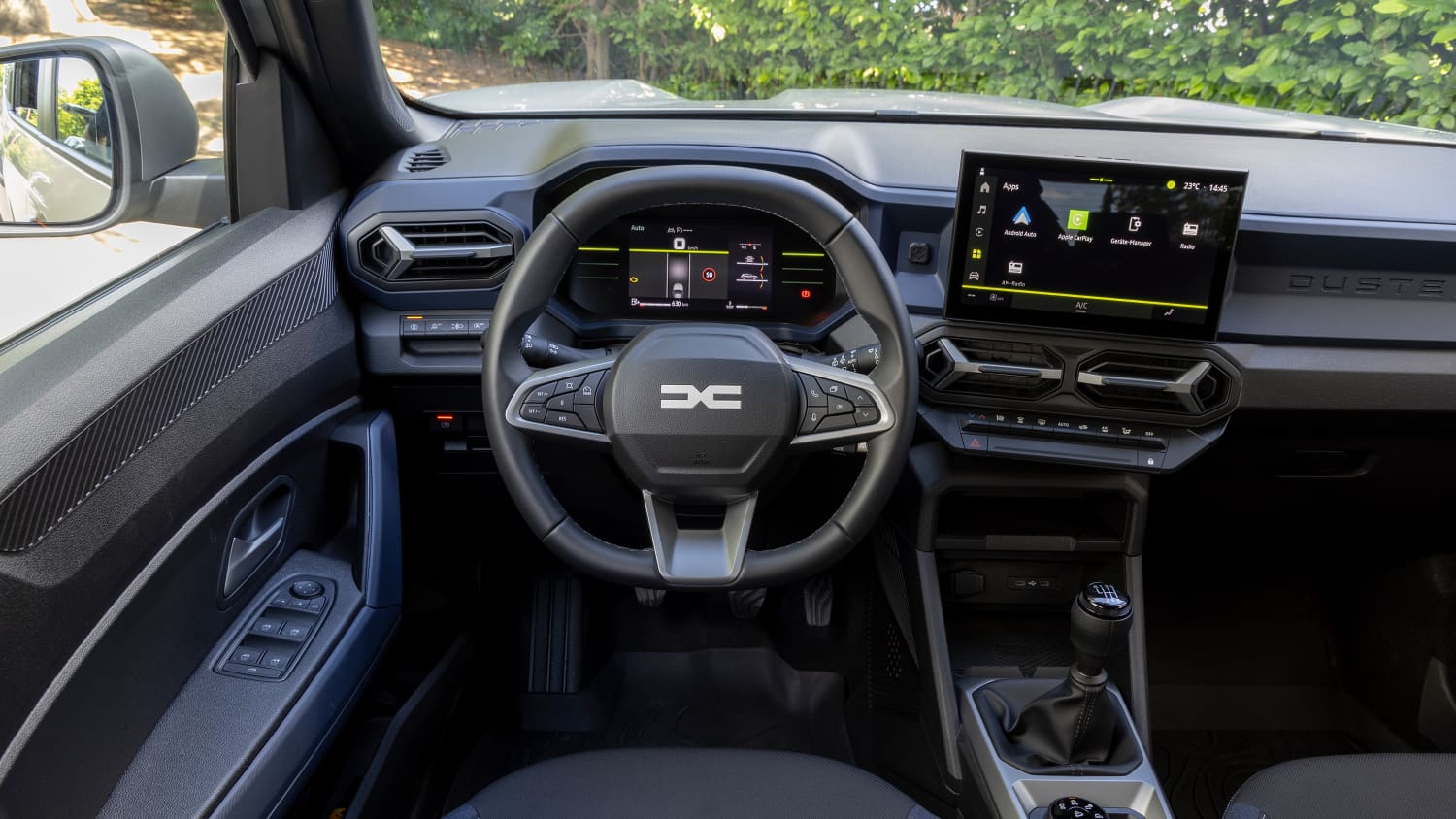 Aufnahme des Cockpit des Dacia Duster Hybrid