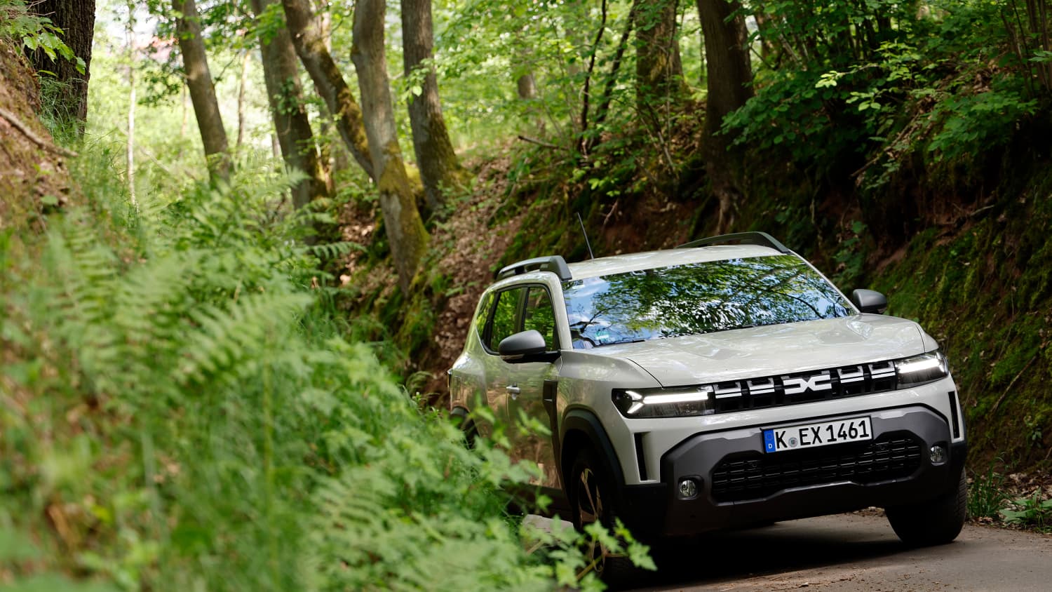 Aufnahme des fahrenden Dacia Duster Hybrid