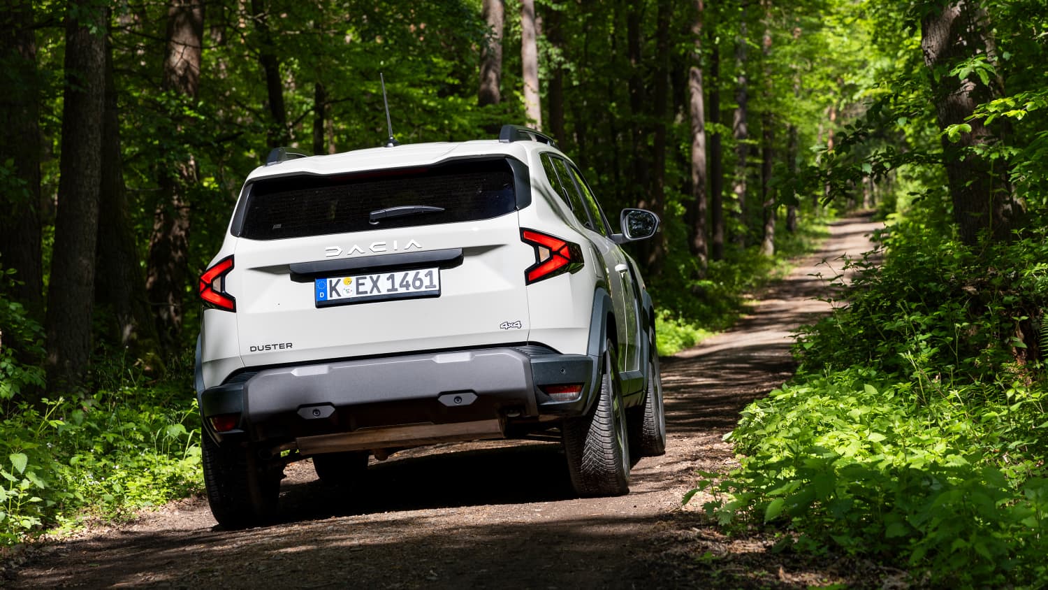 Heckaufnahme des Dacia Duster Hybrid