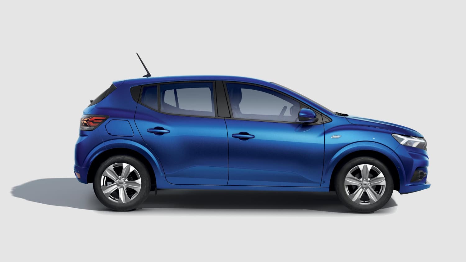 Seitenansicht eines stehenden Dacia Sandero