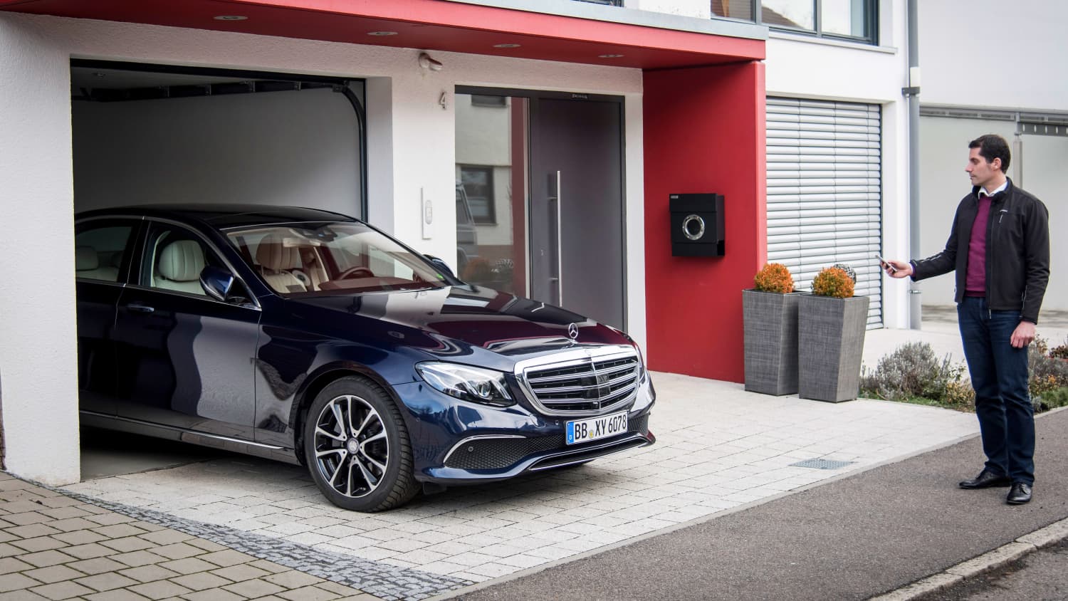 Ein Auto wird per Remote App Steuerung in die Garage geparkt