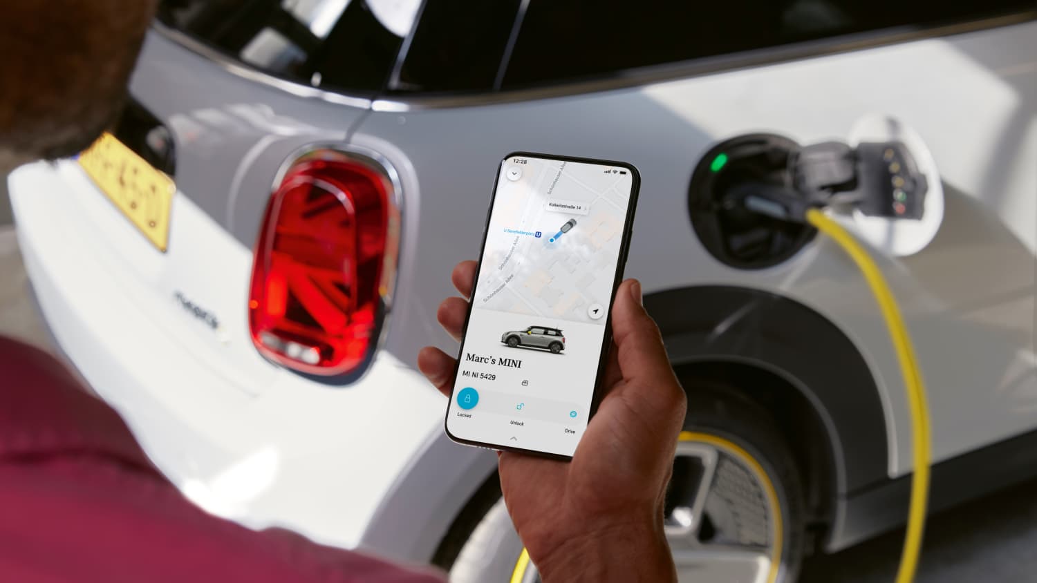 Ein Frau öffnet die Daten Ihres Auto über die Remote App am Handy