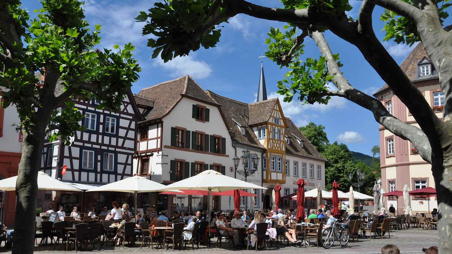 Blick auf den belebten Marktplatz in Neustadt an der Weinstraße