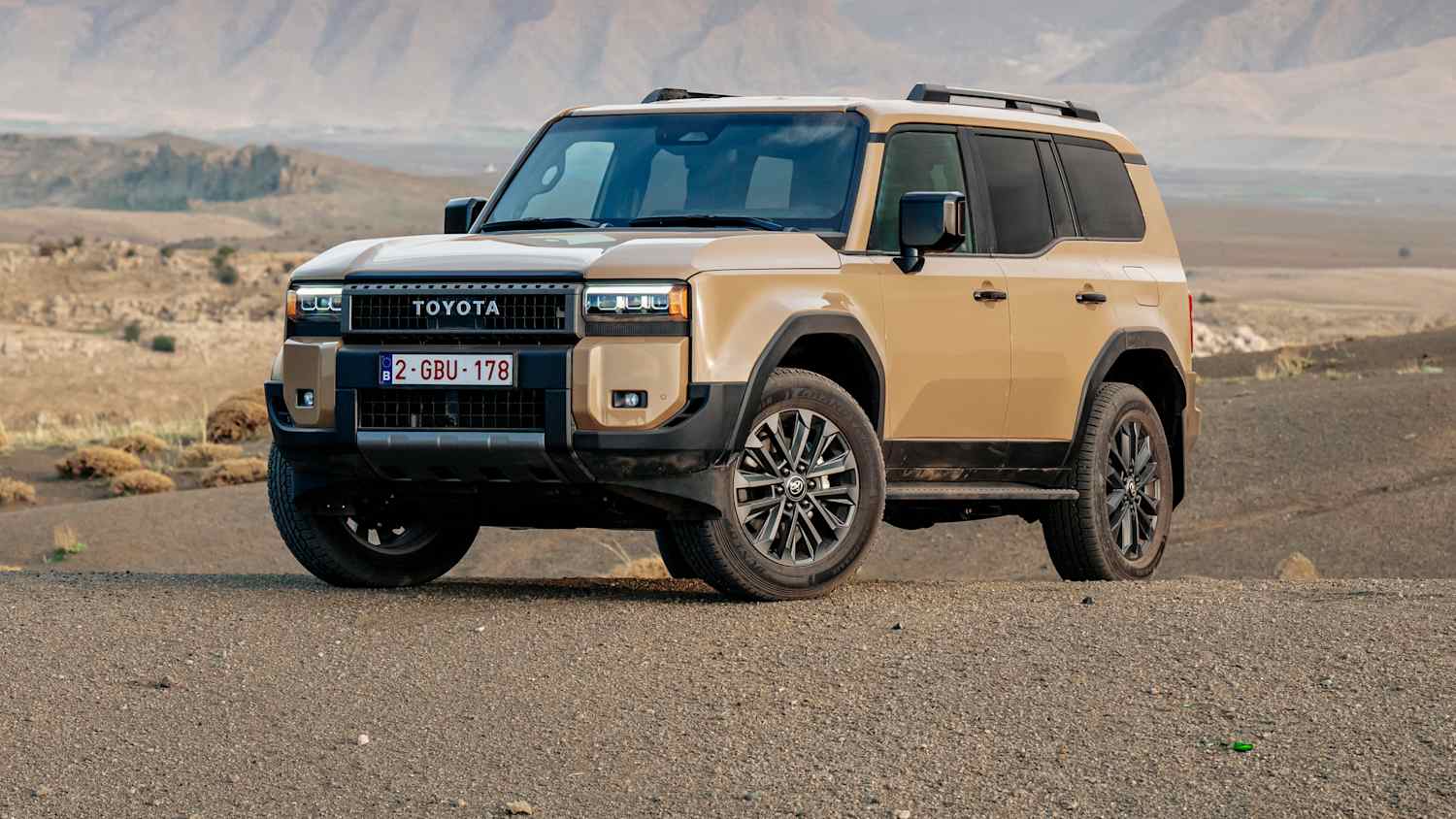 Front und Seitenansicht eines stehenden Toyota Land Cruiser