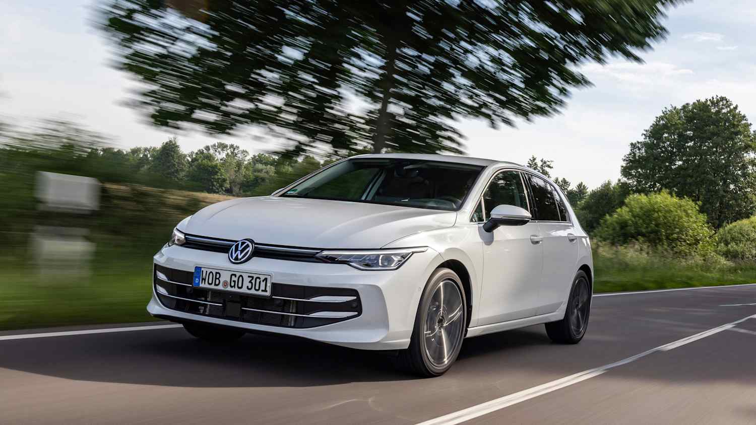 Front und Seitenansicht eines fahrenden VW Golf