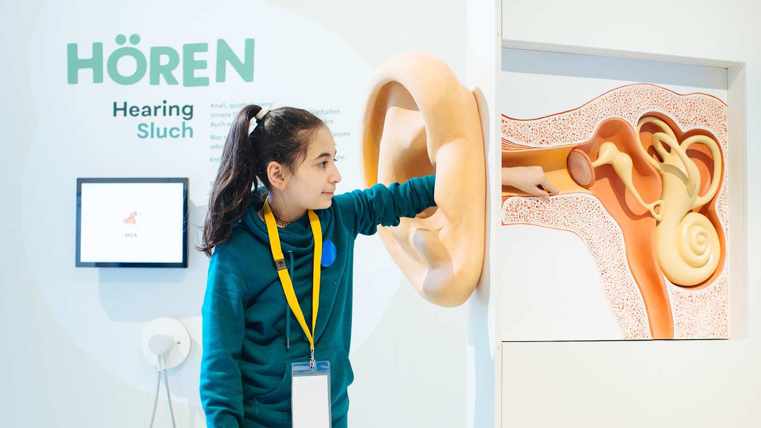 Ein Mädchen im Kindermuseum in Dresden