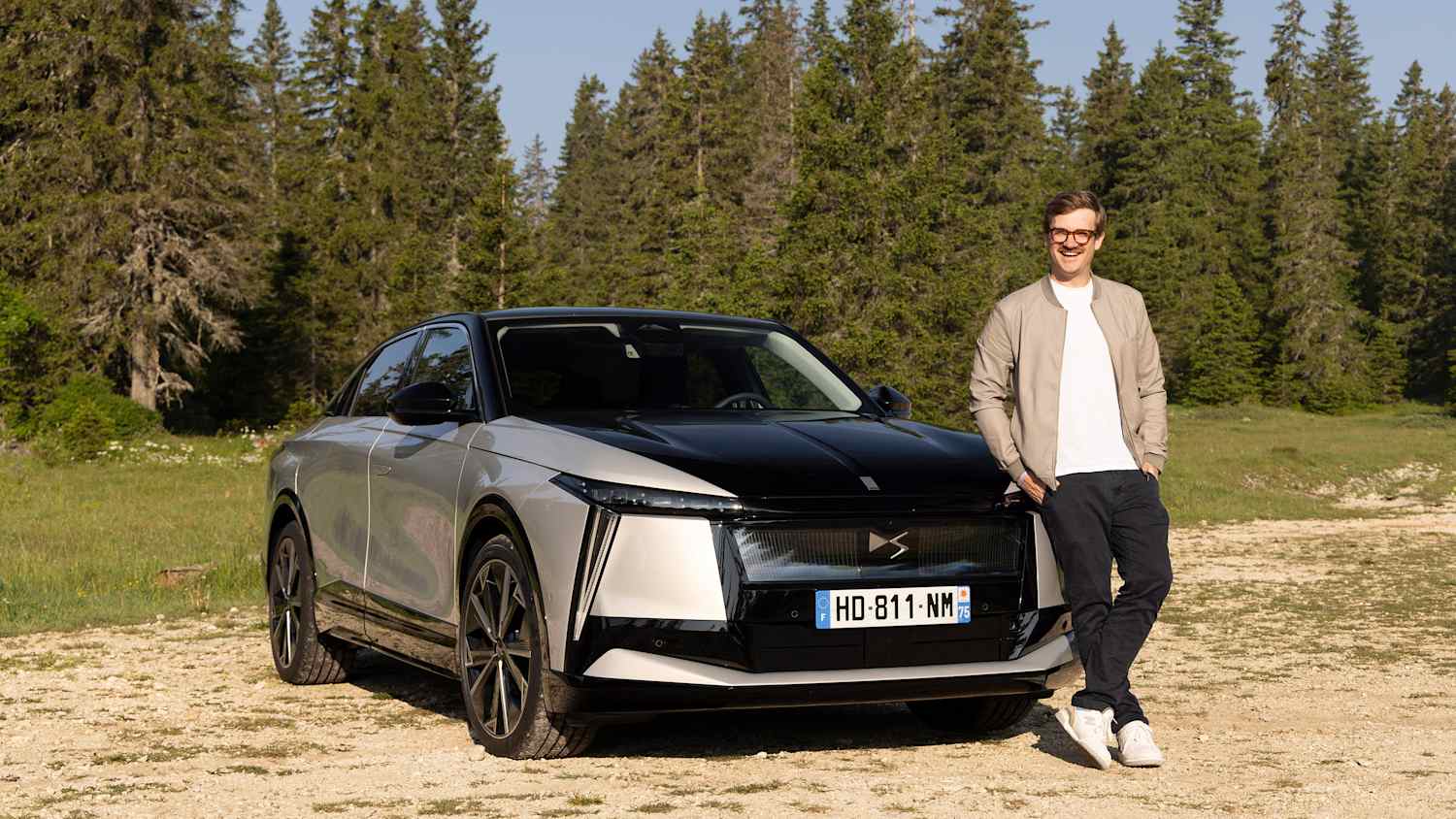 ADAC Redakteur Andreas Huber lehnt an einem DS No8