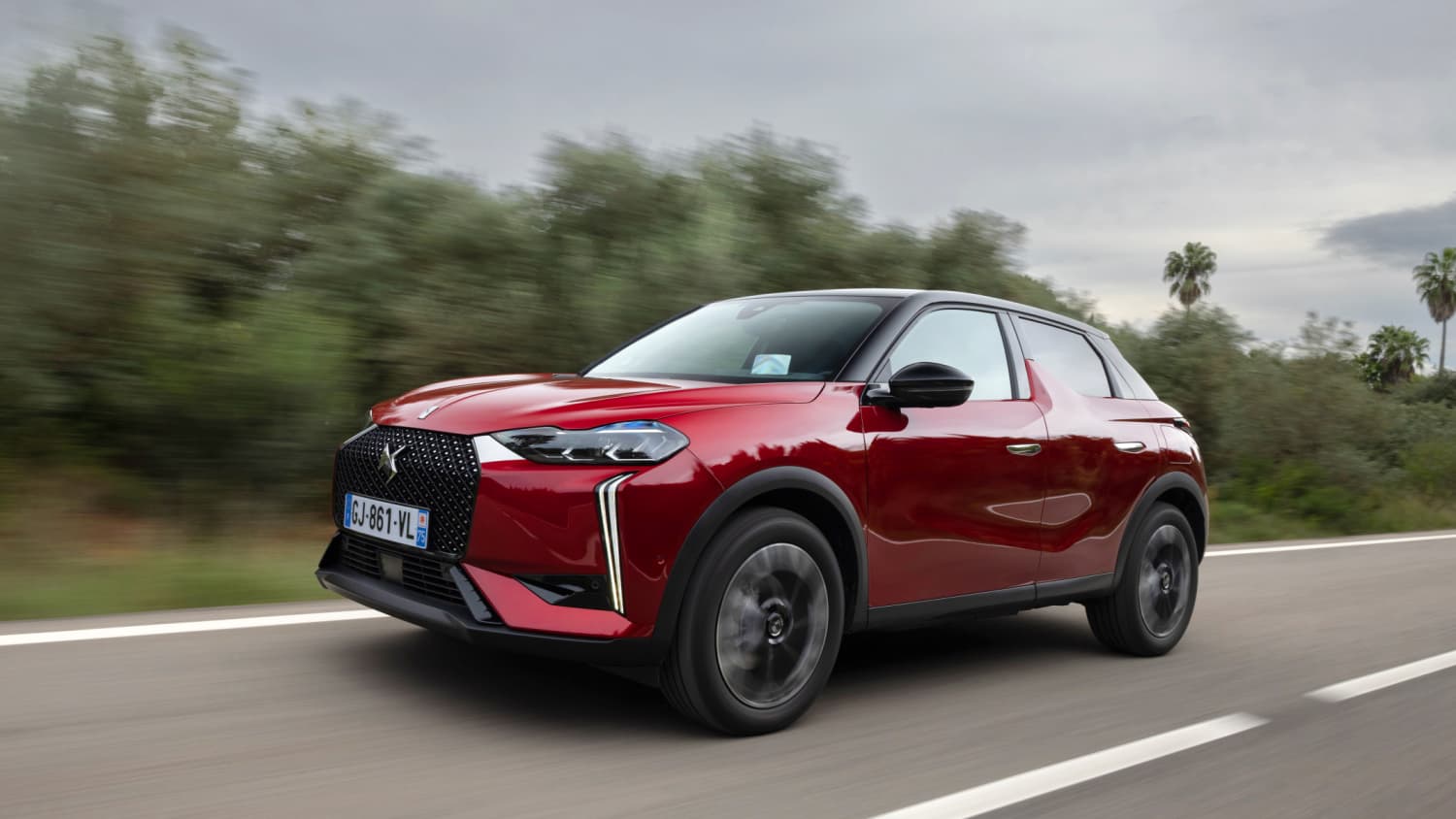 Front und Seitenansicht eines fahrenden DS3 E-Tense