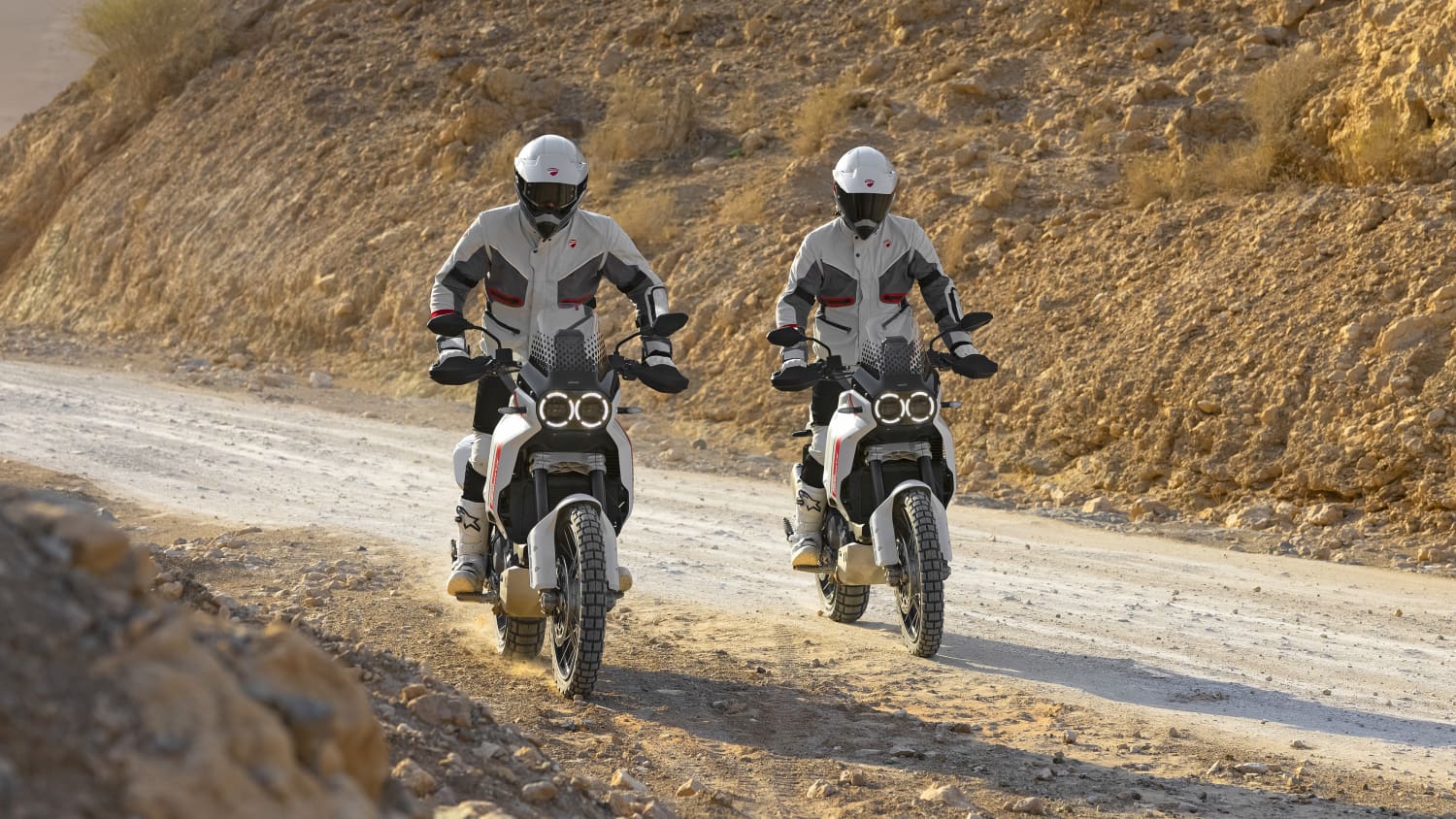 Zwei Männer fahren auf zwei Ducati Desert X