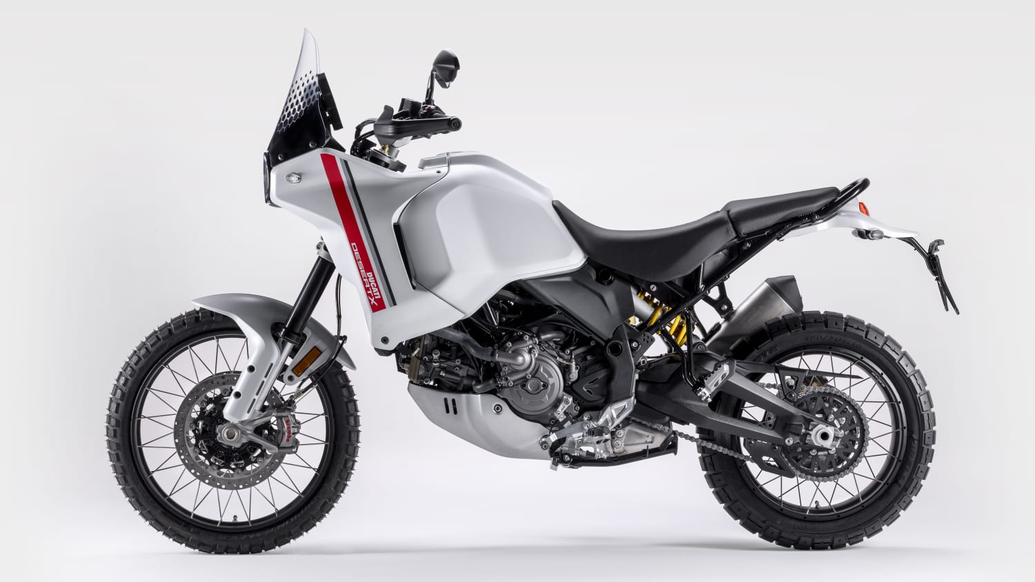 Seitenansicht einer stehenden Ducati Desert X