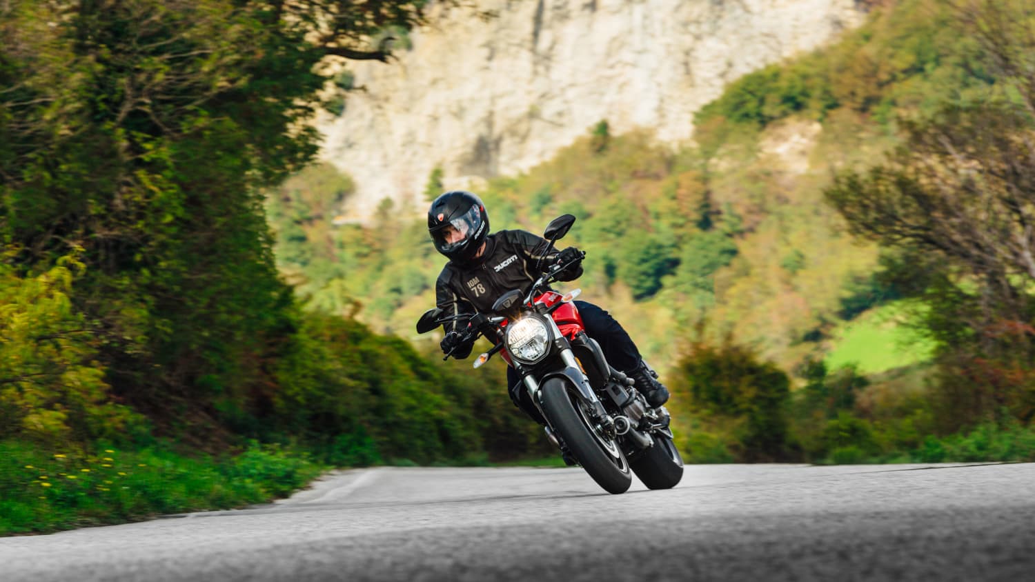 Ducati Monster 821 fahrend auf der Straße