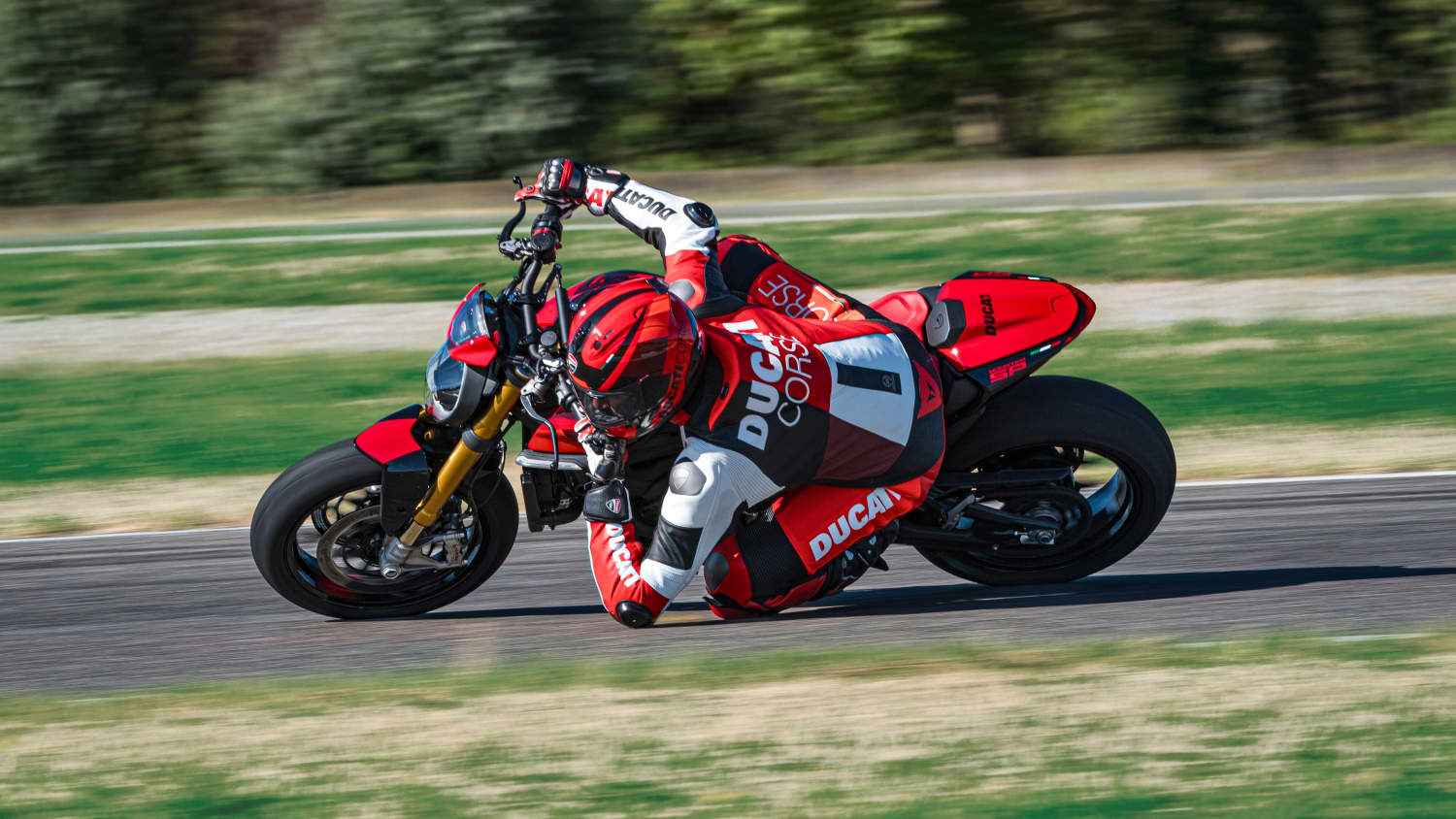 Seitenansicht einer fahrenden Ducati Monster SP