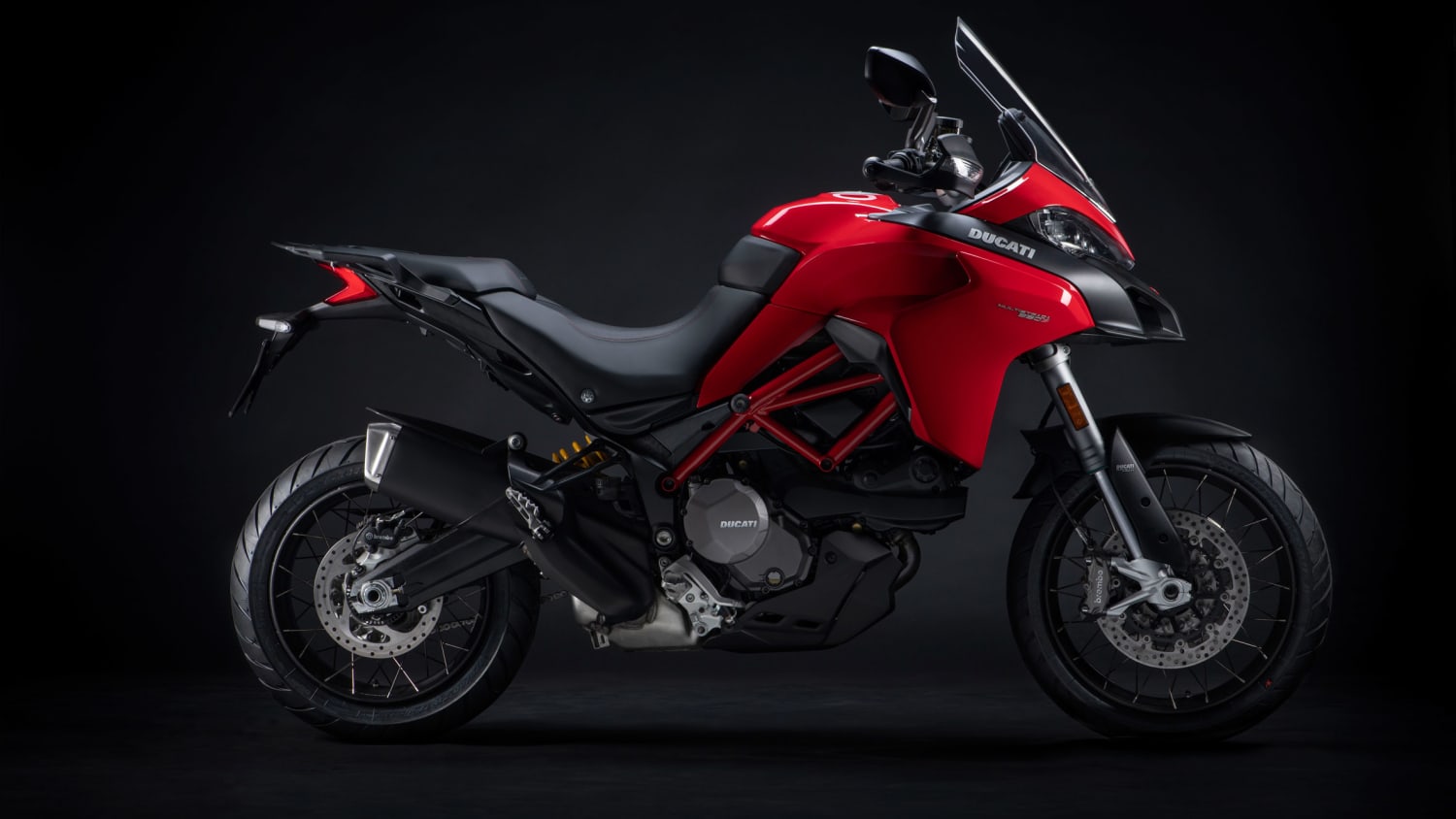 die rote Ducati Multistrada 950 von der Seite im Studio