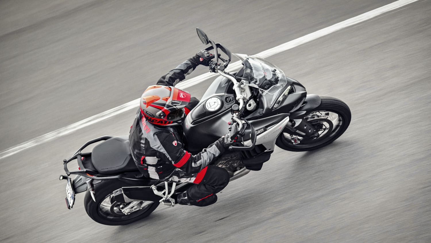 die Ducati Multistrada V4 aus der Vogelperspektive bei der Fahrt