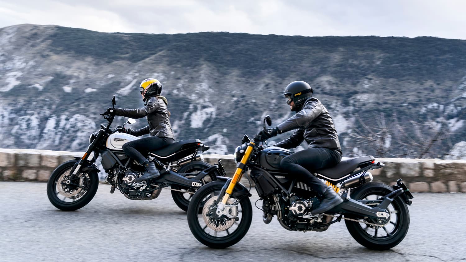 Seitenansicht von zwei Ducati Scrambler