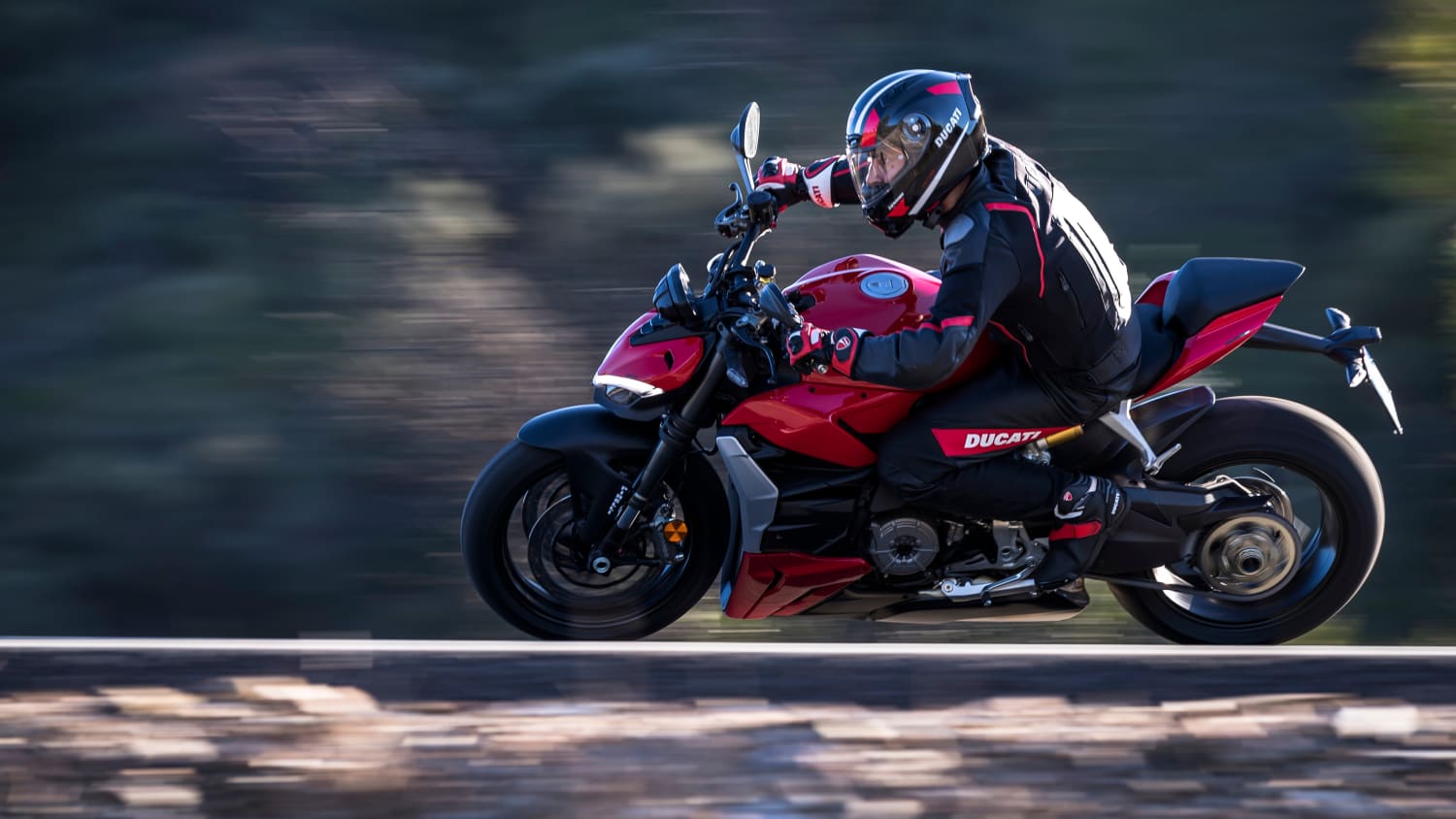 Seitenansicht einer fahrenden Ducati Streetfighter V2