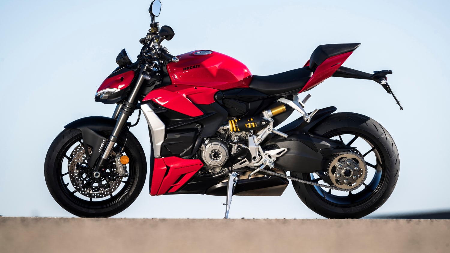 Seitenansicht einer stehenden Ducati Streetfighter V2