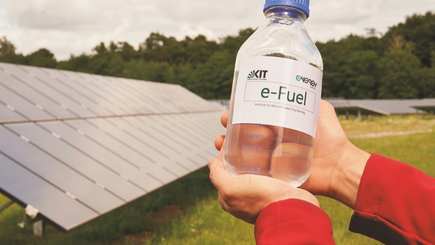 Eine Flasche E-fuel