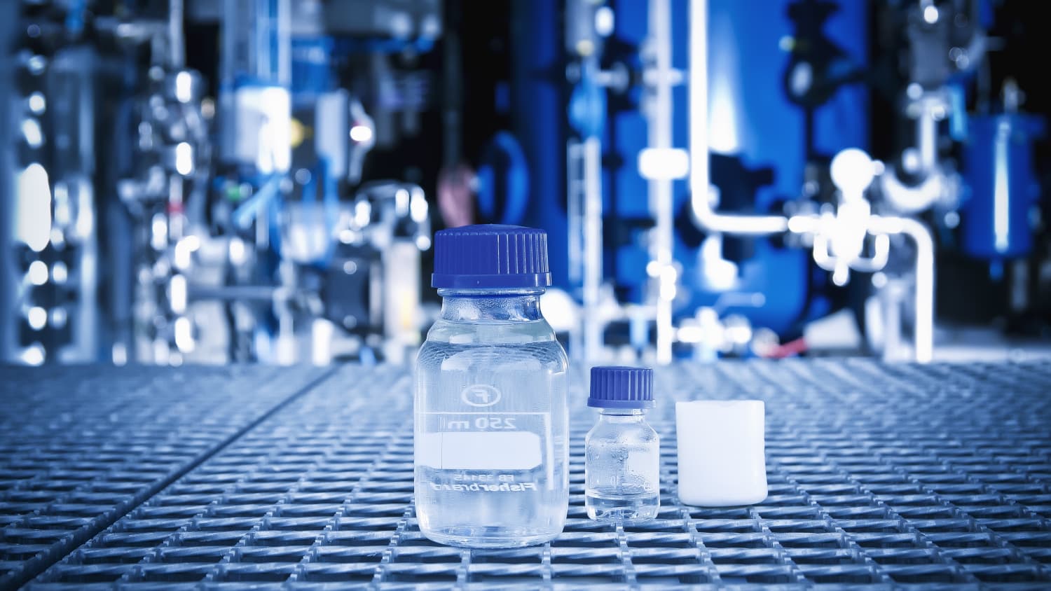 Ein Fläschchen synthetischer Kraftstoff im Labor
