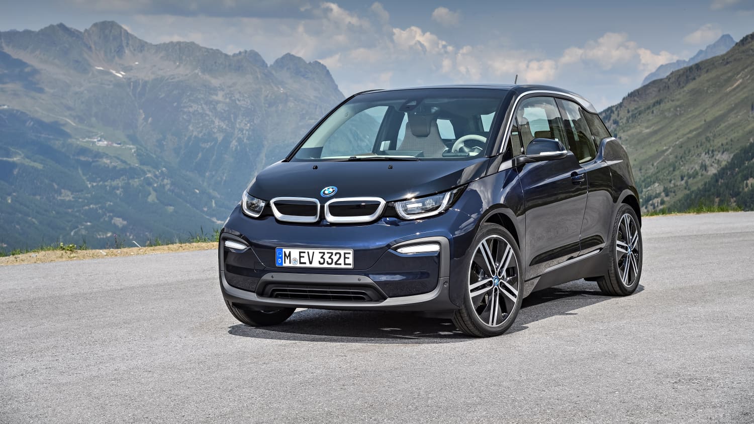 blauer BMW 3i steht in Gelände