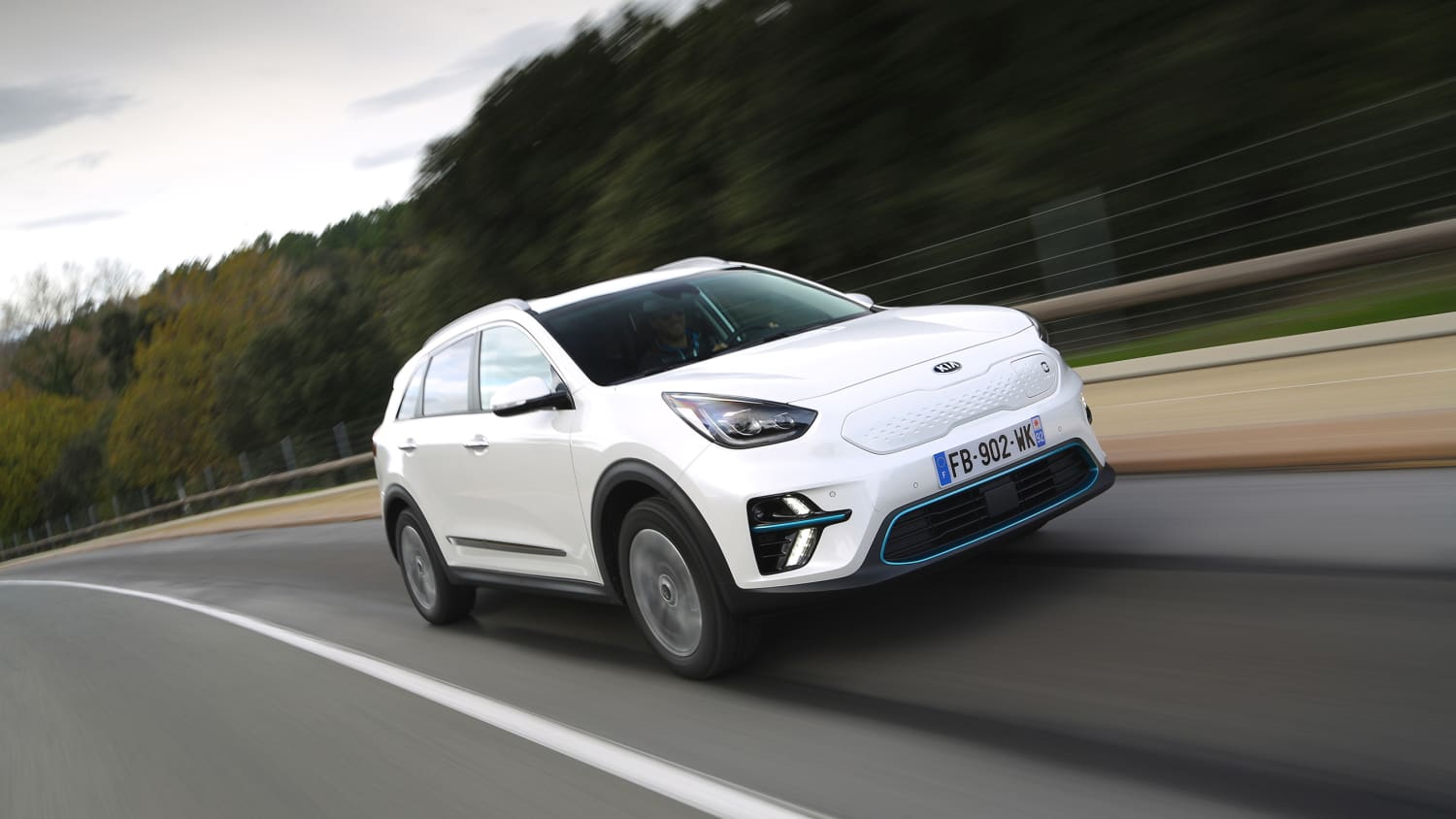 Frontansicht eines weißen Kia E-Niro fahrend