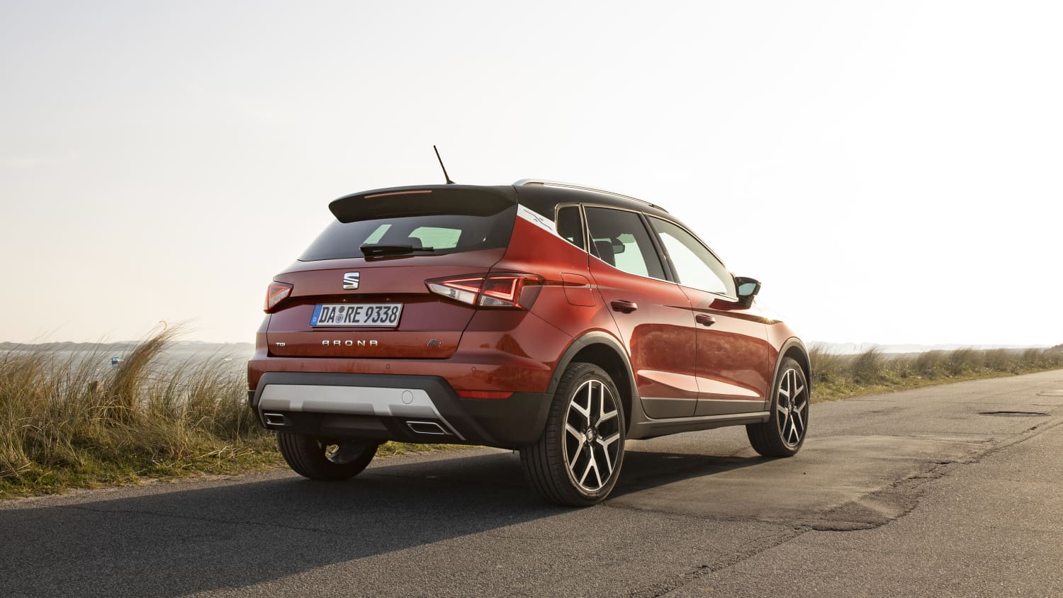 Heckansicht eines roten Seat Arona TGI stehend