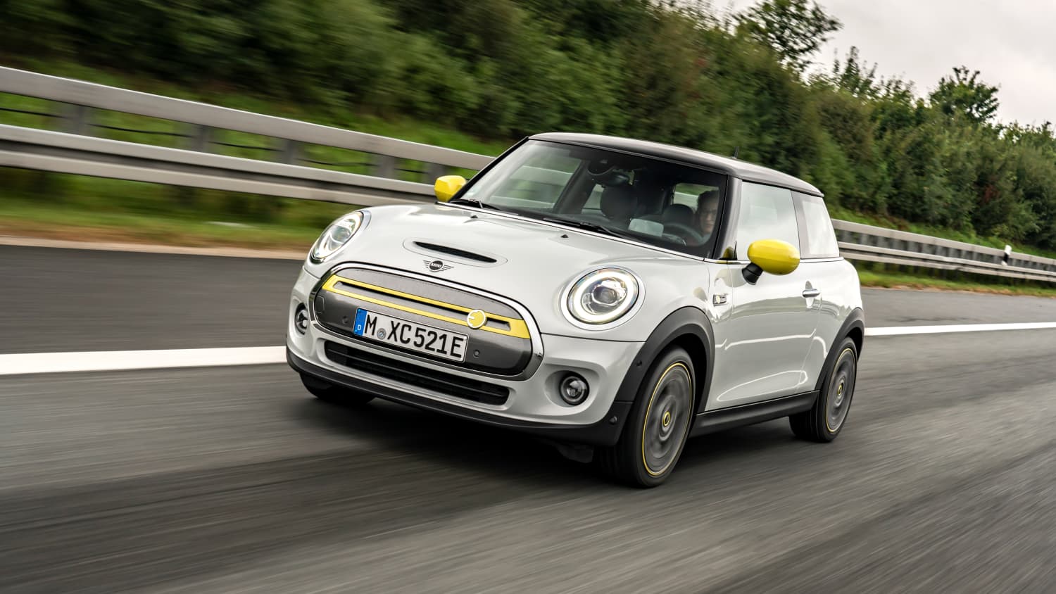 Mini Cooper SE fahrend auf einer Straße