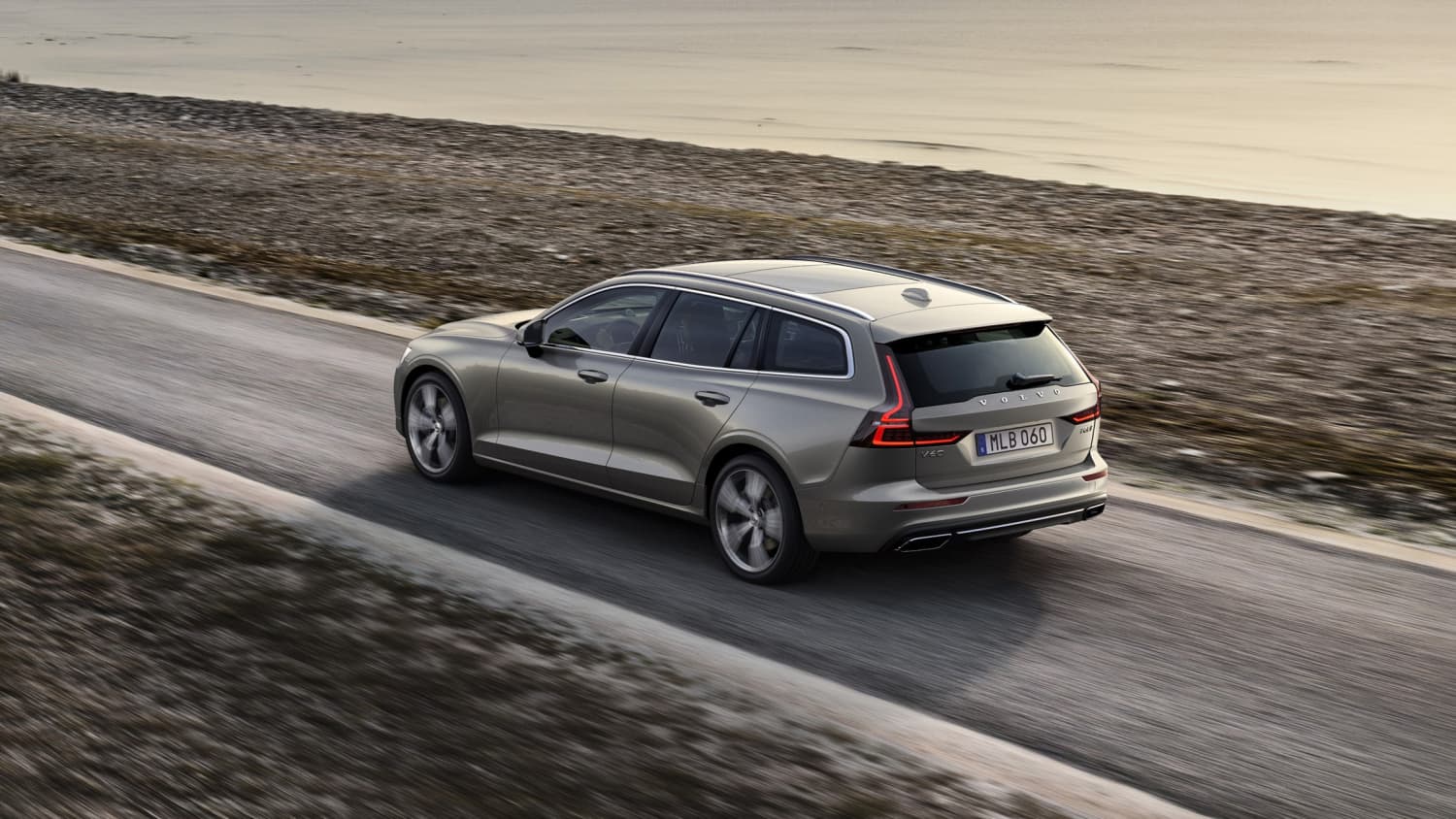 Volvo V60 fahrend auf einer Straße