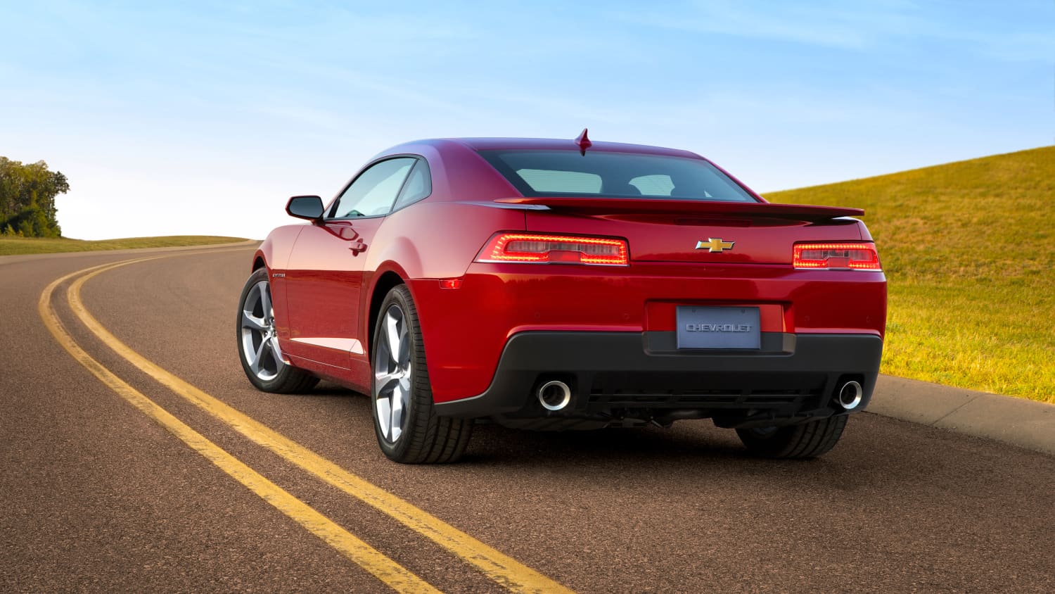 Rueckansicht eines roten Chevrolet Camaro