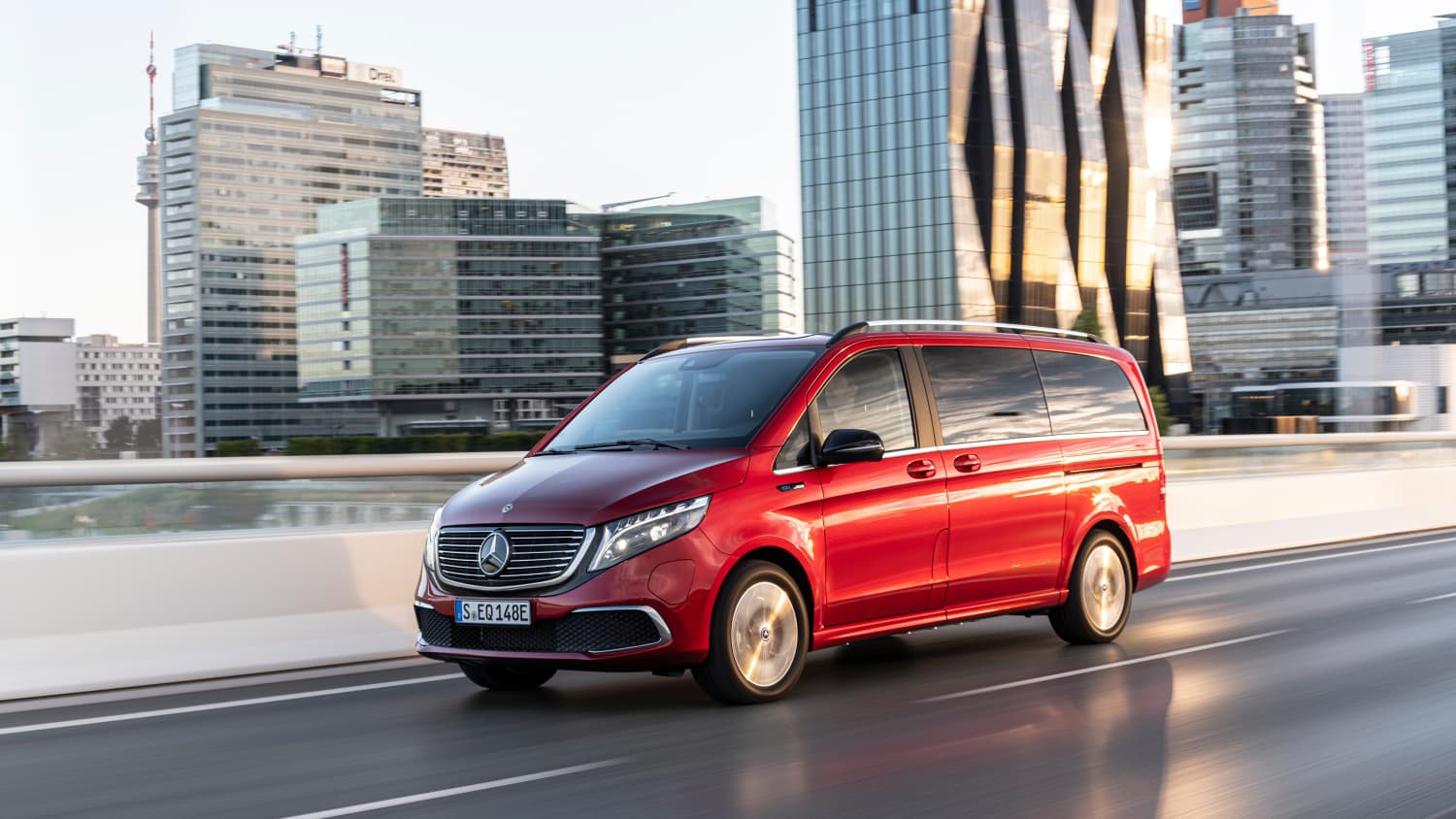 Der Elektro Van Mercedes-Benz EQV während der Fahrt durch die Stadt