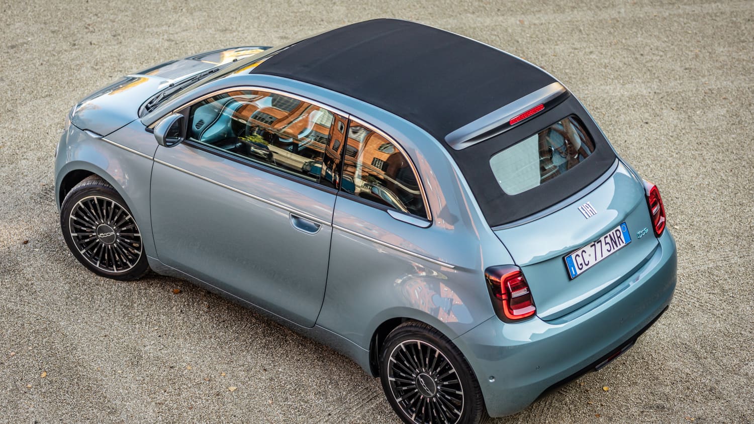 Der neue Fiat 500 in blau und mit Faltdach von oben fotografiert