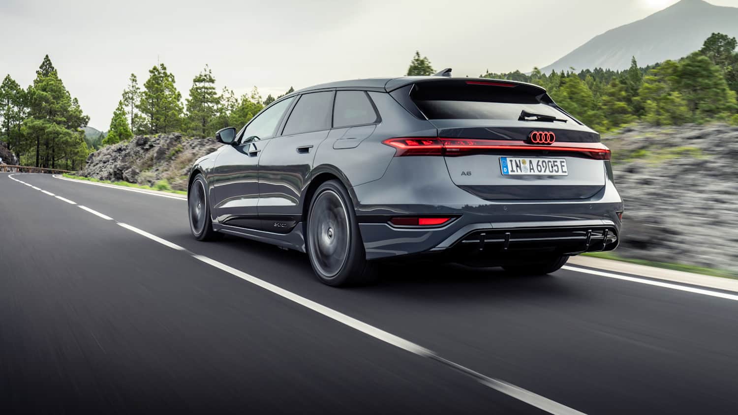 Heckansicht eines fahrenden Audi A6 Avant e-tron