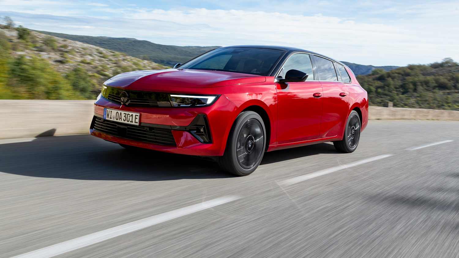 Front und Seitenansicht eines fahrenden Opel Astra Sports Tourer