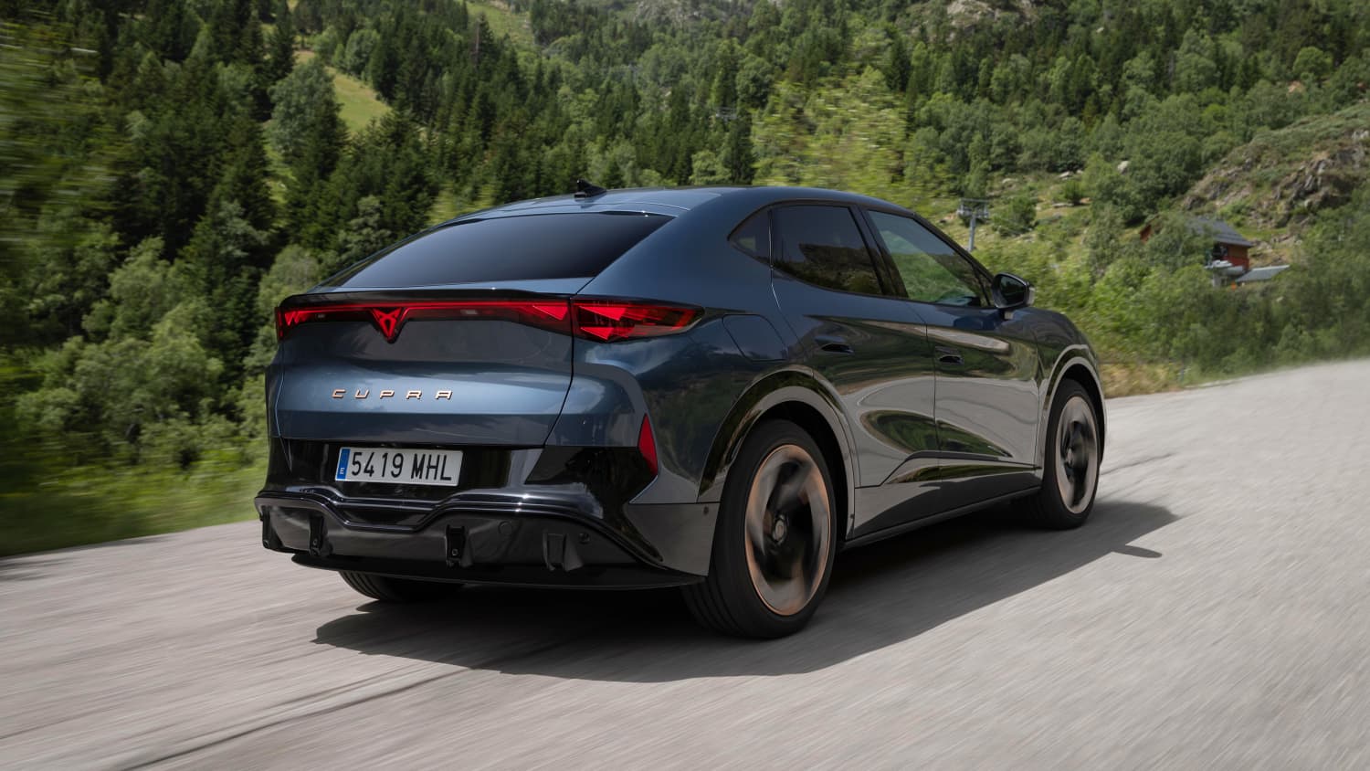 Heck und Seitenansicht eines fahrenden Cupra Tavascan