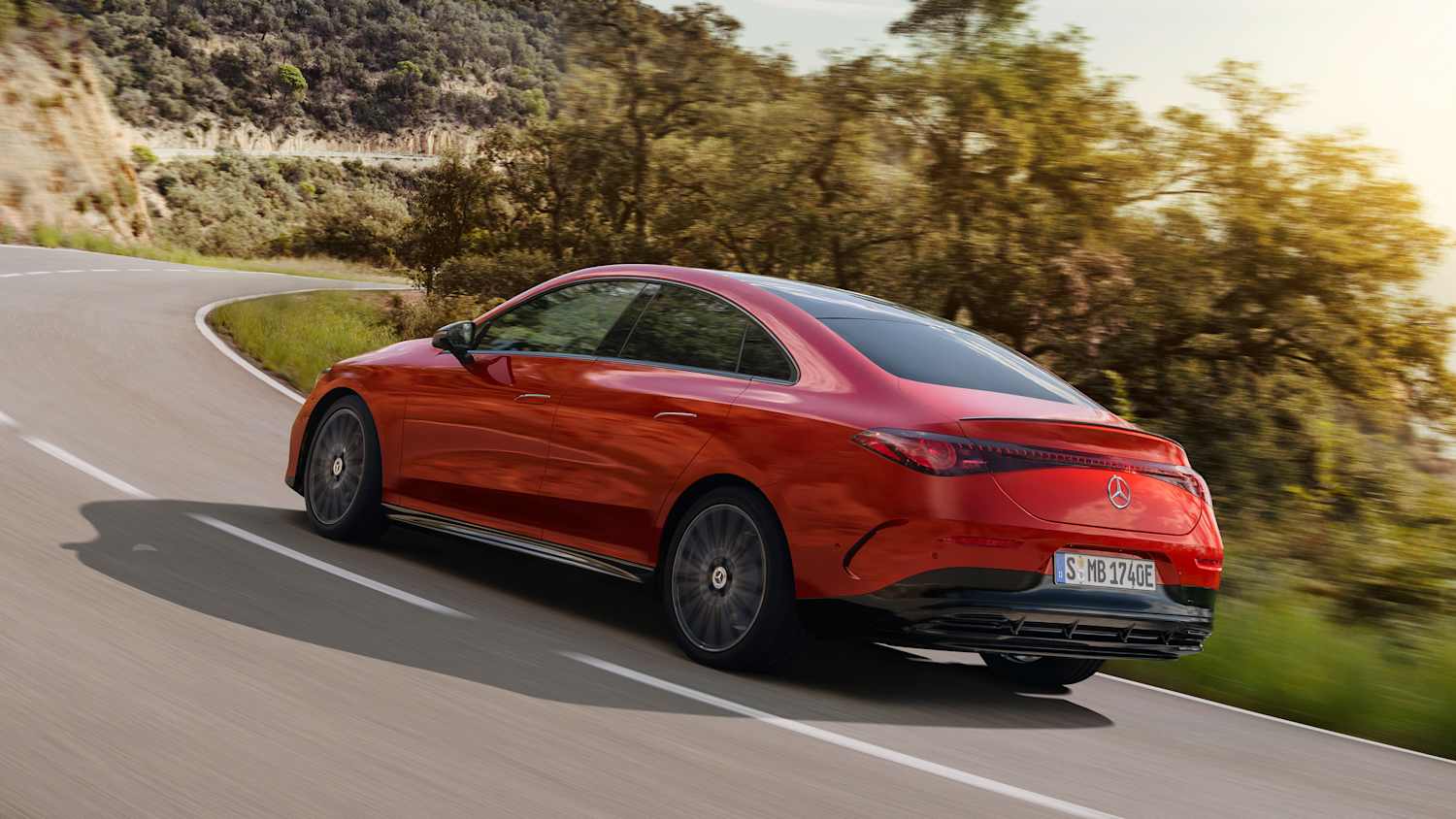 Heck und Seitenansicht eines fahrenden Mercedes CLA EQ