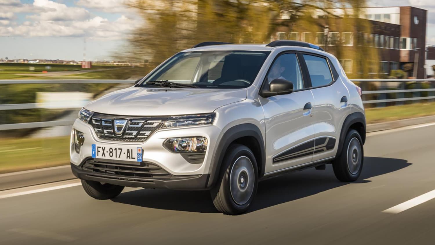 Front und Seitenansicht eines fahrenden Dacia Spring Electric
