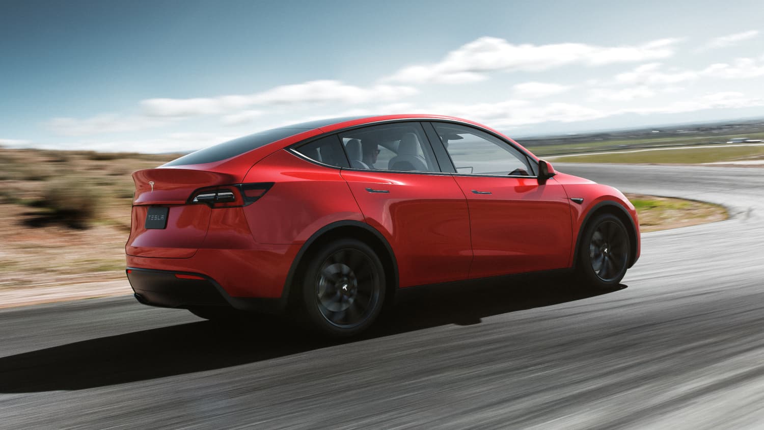 Tesla Model Y fahrend auf einer Straße