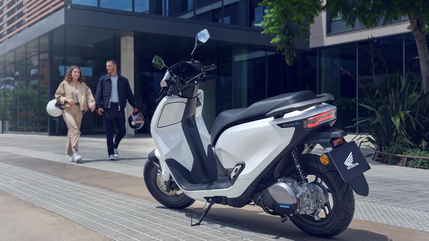 Der neue Elektroroller Honda CUV stehend seitlich fotografiert
