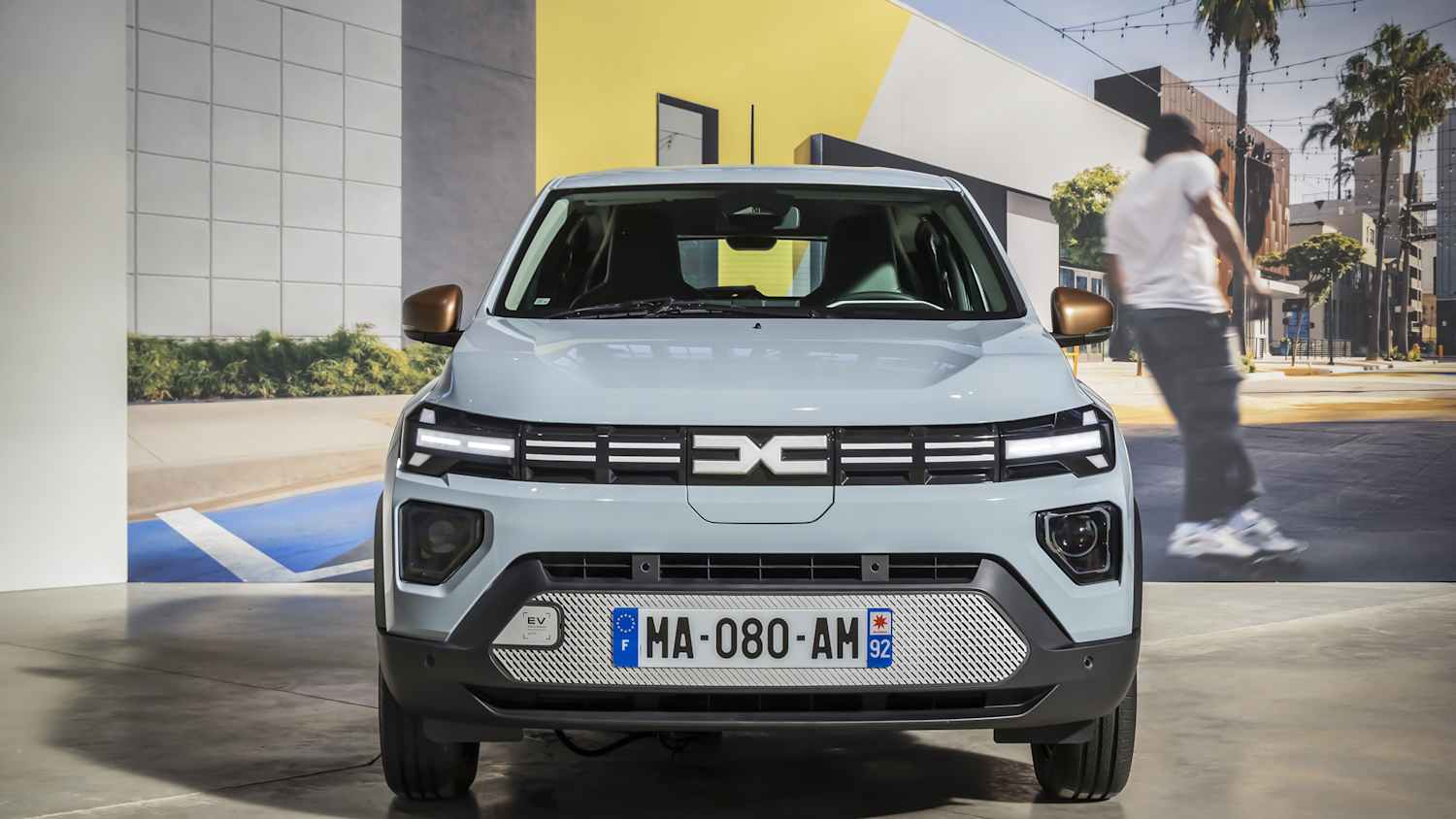Der neue Dacia Spring Facelift frontal stehend zu sehen