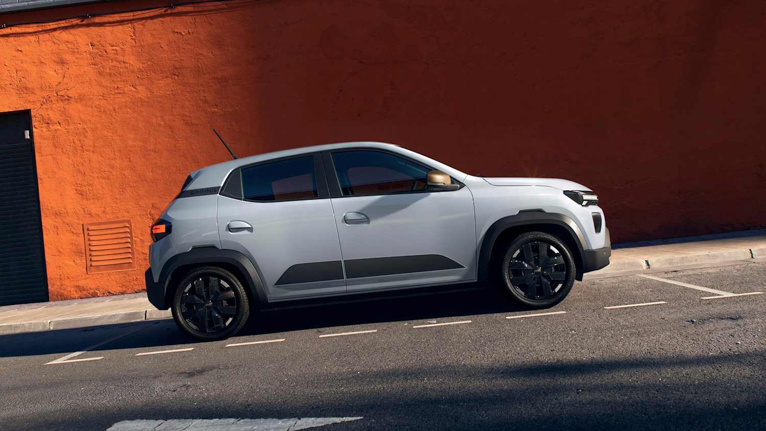 Der neue Dacia Spring Facelift seitlich stehend zu sehen