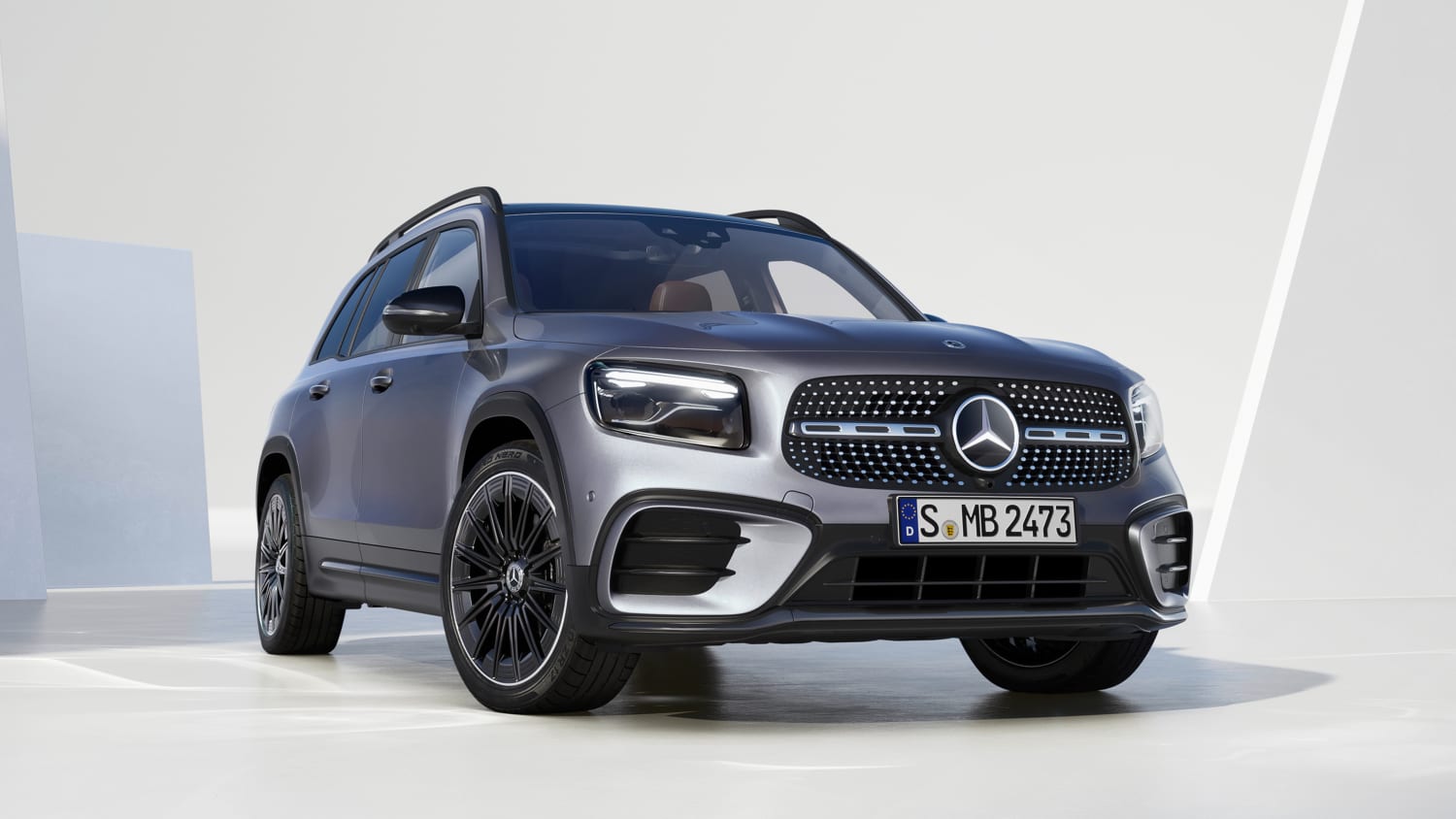 Der neue Mercedes-Benz GLB stehend von vorne zu sehen