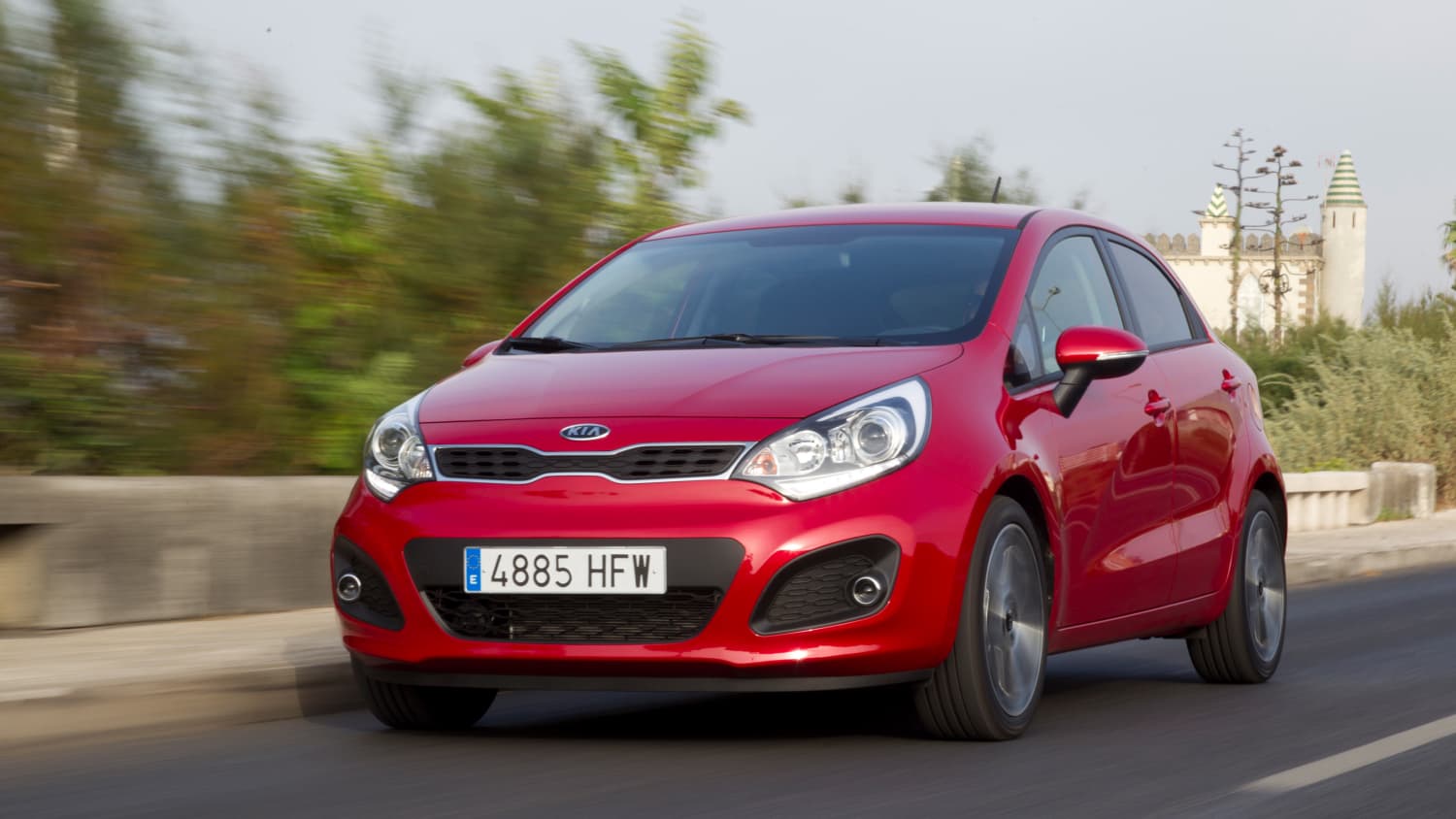 Frontansicht eines fahrenden Kia Rio