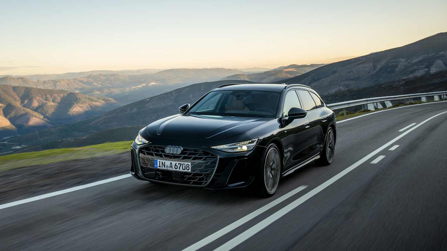 Der neue Audi Avant A6 fahrend auf einer Straße