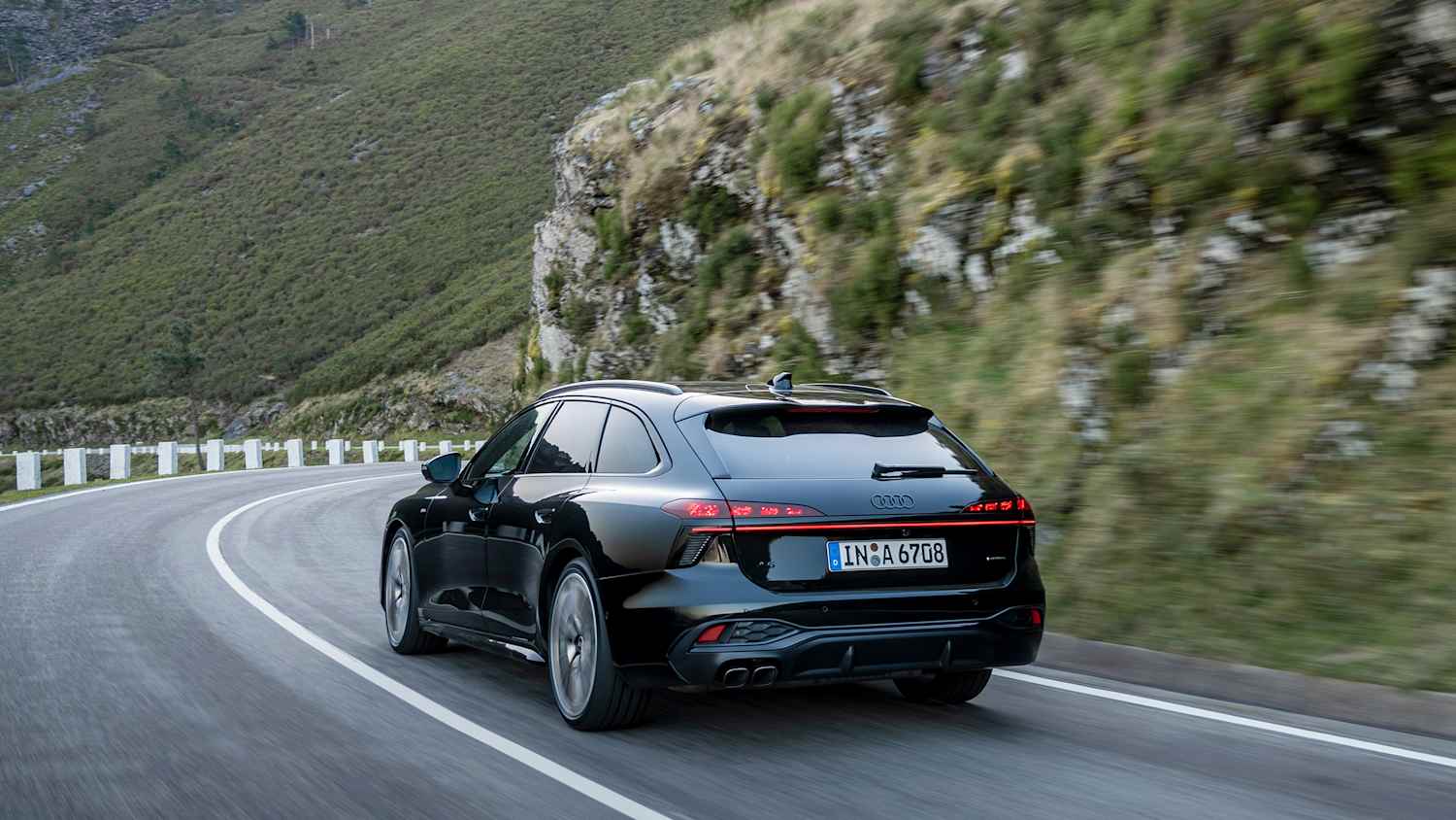Der neue Audi Avant A6 fahrend auf einer Straße