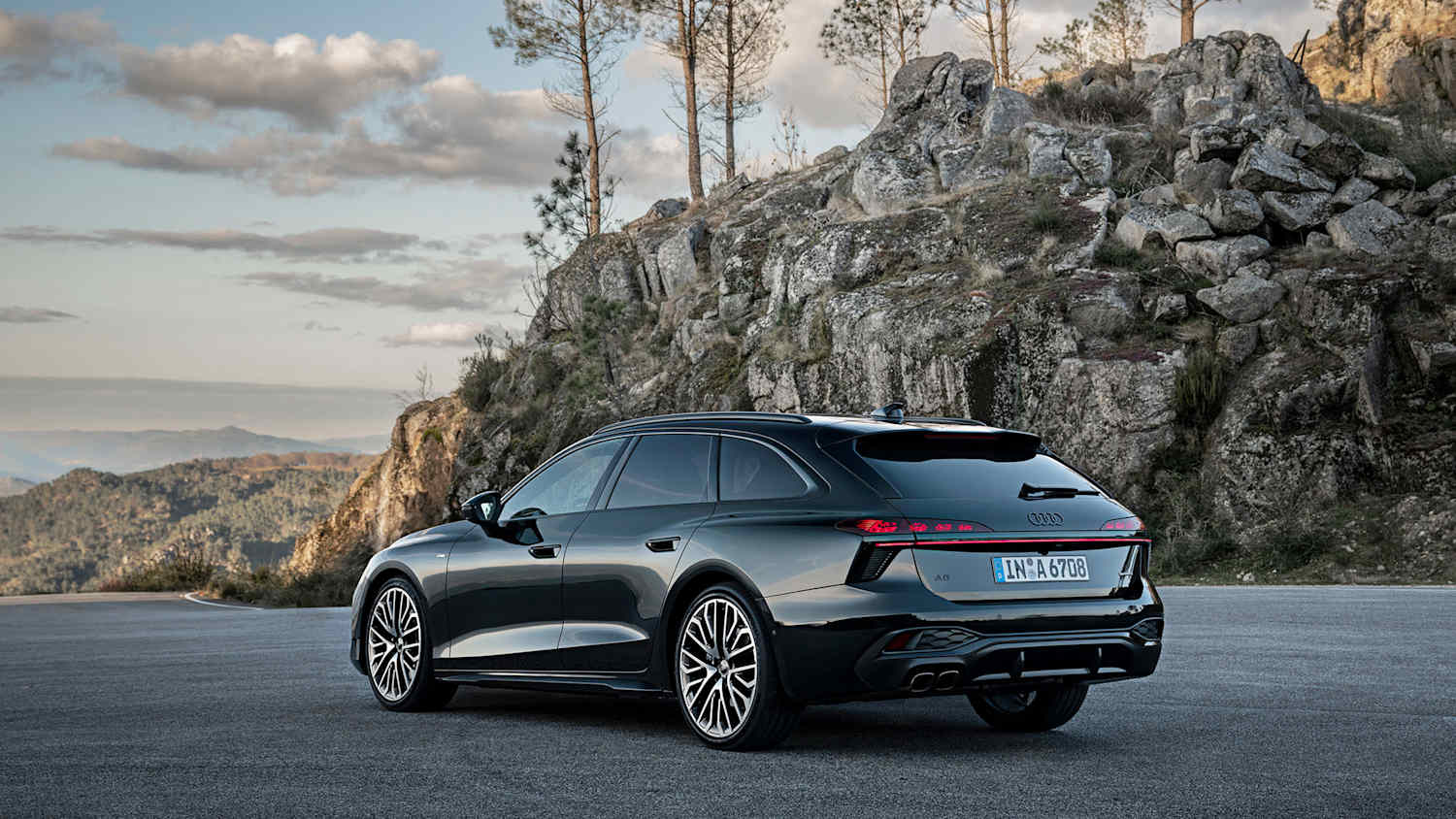 Der neue Audi Avant A6 stehend von hinten zu sehen