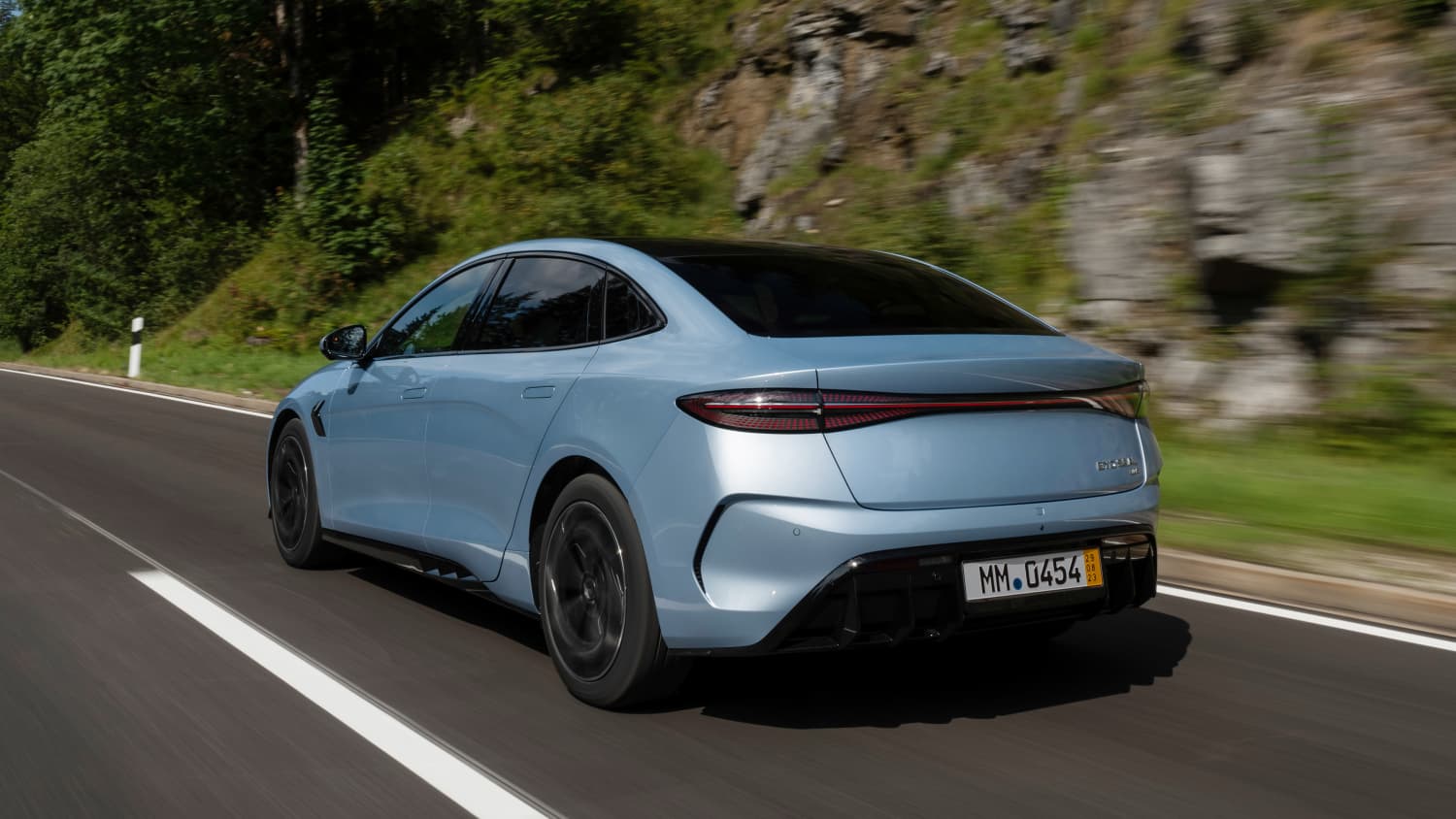 Heckansicht eines fahrenden BYD Seal