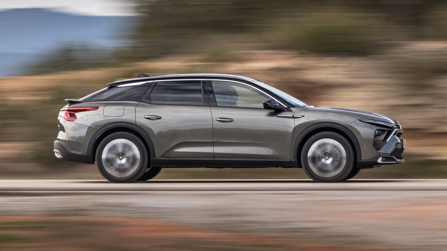 Seitenansicht eines fahrenden Citroen C5 X